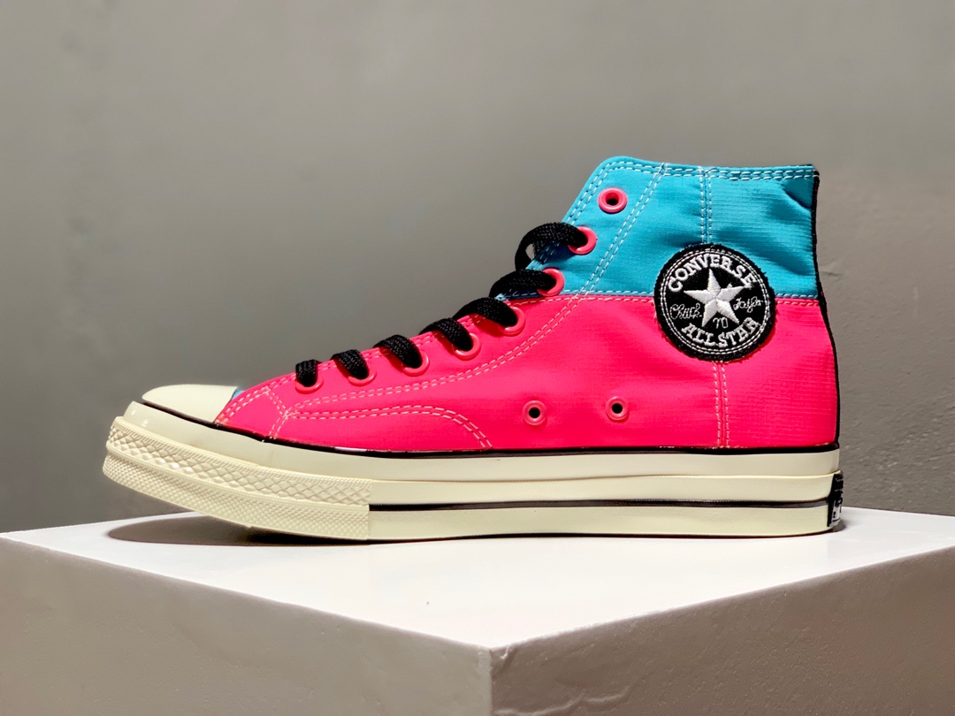 150Converse Chuck 1970s 拼色设计 鞋身用了最为透气的细布 颜色上天蓝 下浅粉鞋面四面针车中心Logo