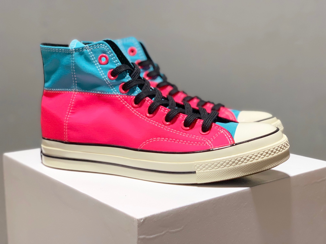 150Converse Chuck 1970s 拼色设计 鞋身用了最为透气的细布 颜色上天蓝 下浅粉鞋面四面针车中心Logo