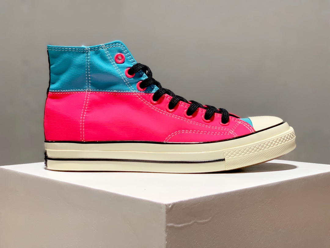 150Converse Chuck 1970s 拼色设计 鞋身用了最为透气的细布 颜色上天蓝 下浅粉鞋面四面针车中心Logo