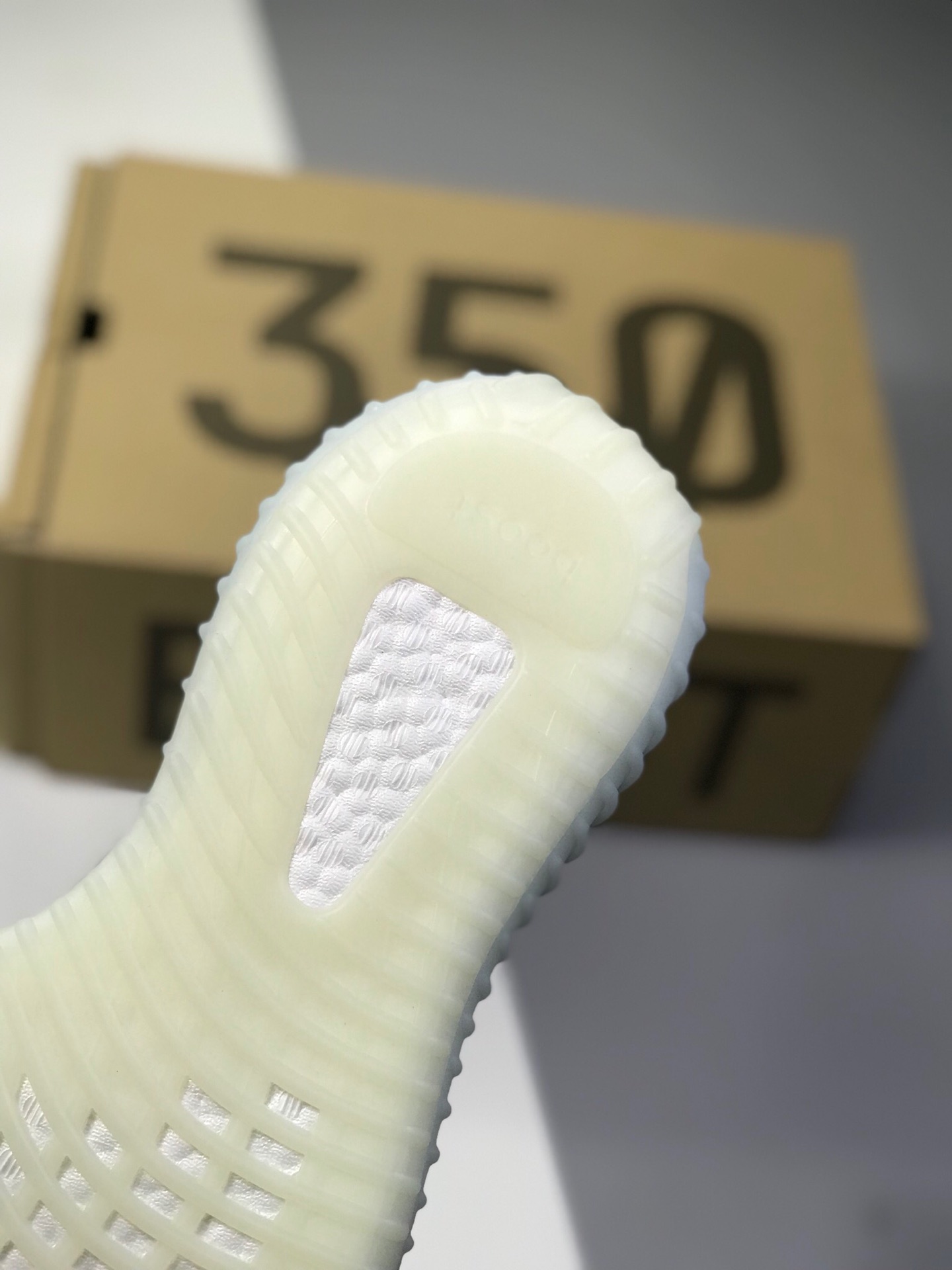 260最佳性价比OG纯原  大几率无法鉴定Adidas YEEZY 350 V2 黑红字官方发售配色：CP9571