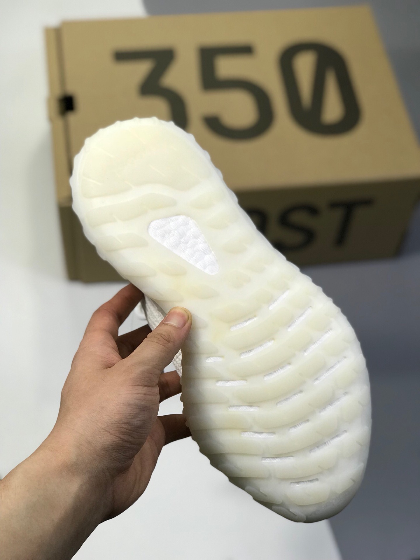 220实拍首发 提前曝光Adidas Yeezy 350V3  外贸先行版 白天使  货号：MY8678
