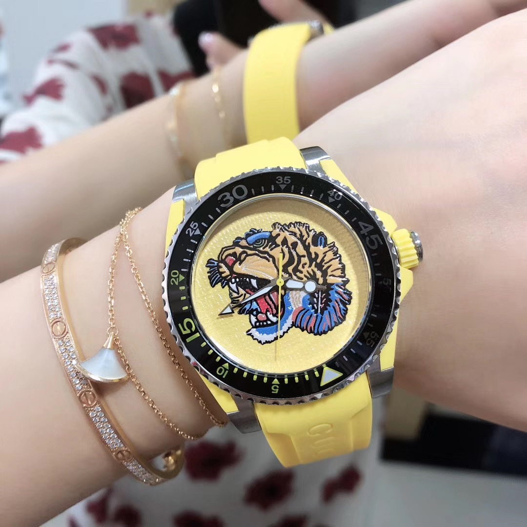 Gucci 古驰Gucci新款中性表 40mm表径 以品牌标志性猛虎头图案 珊瑚蛇为表盘 应用不锈钢材质
