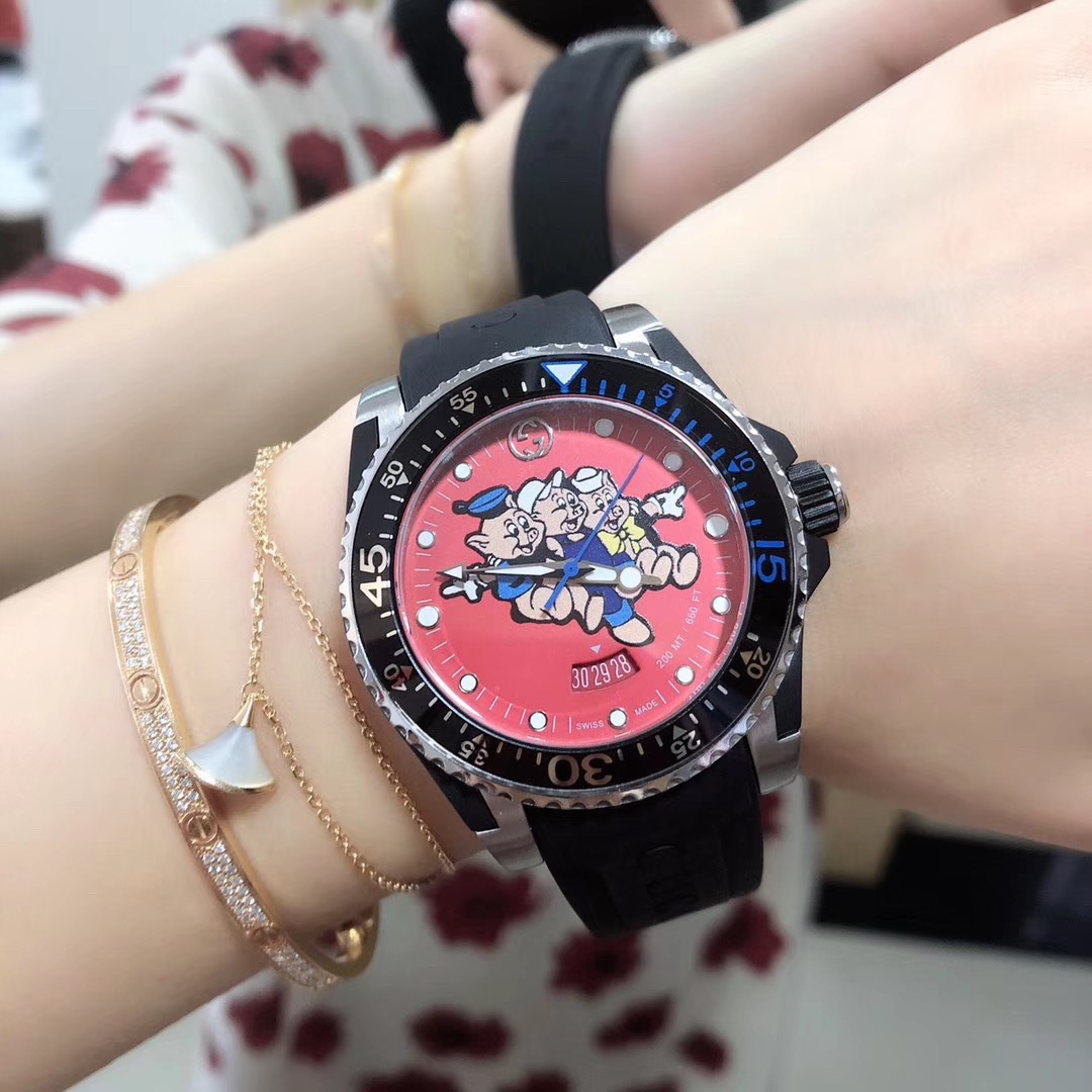 Gucci 古驰Gucci新款中性表 40mm表径 以品牌标志性猛虎头图案 珊瑚蛇为表盘 应用不锈钢材质