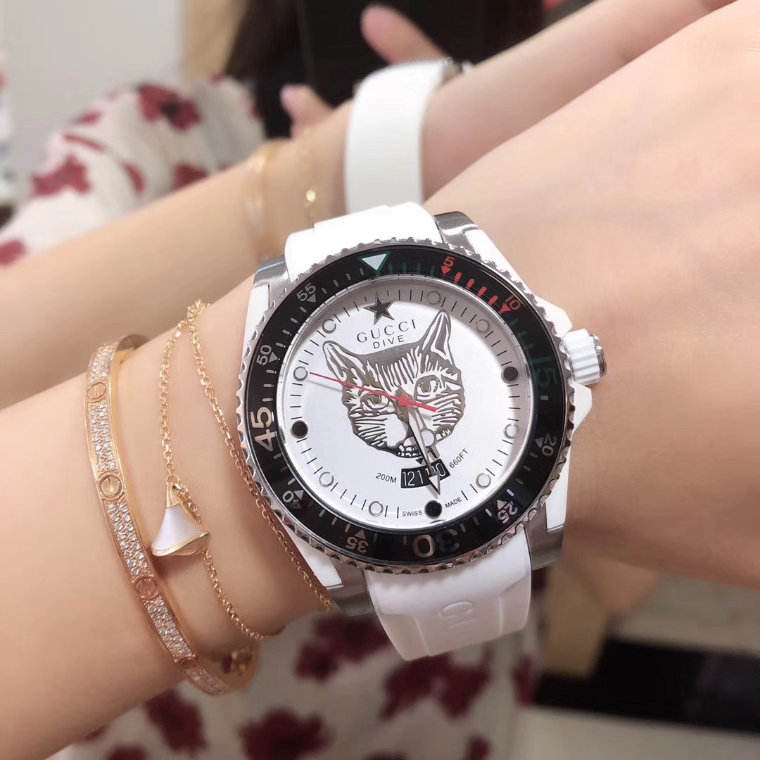Gucci 古驰Gucci新款中性表 40mm表径 以品牌标志性猛虎头图案 珊瑚蛇为表盘 应用不锈钢材质