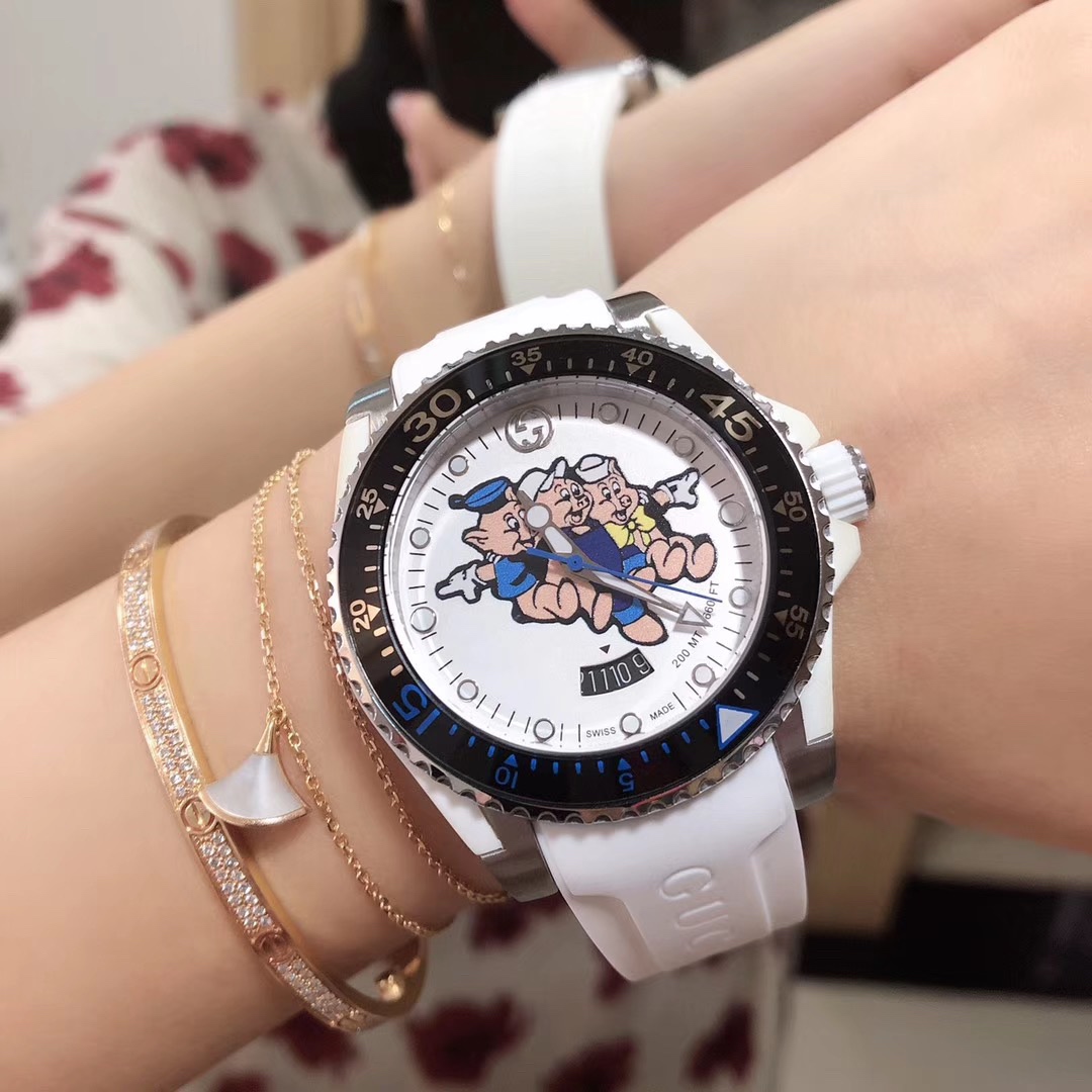 Gucci 古驰Gucci新款中性表 40mm表径 以品牌标志性猛虎头图案 珊瑚蛇为表盘 应用不锈钢材质