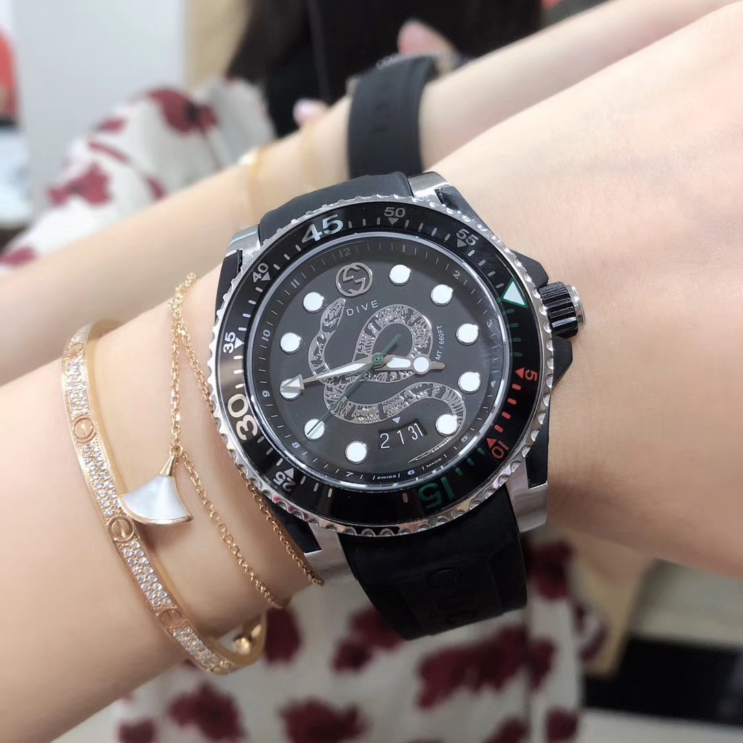 Gucci 古驰Gucci新款中性表 40mm表径 以品牌标志性猛虎头图案 珊瑚蛇为表盘 应用不锈钢材质