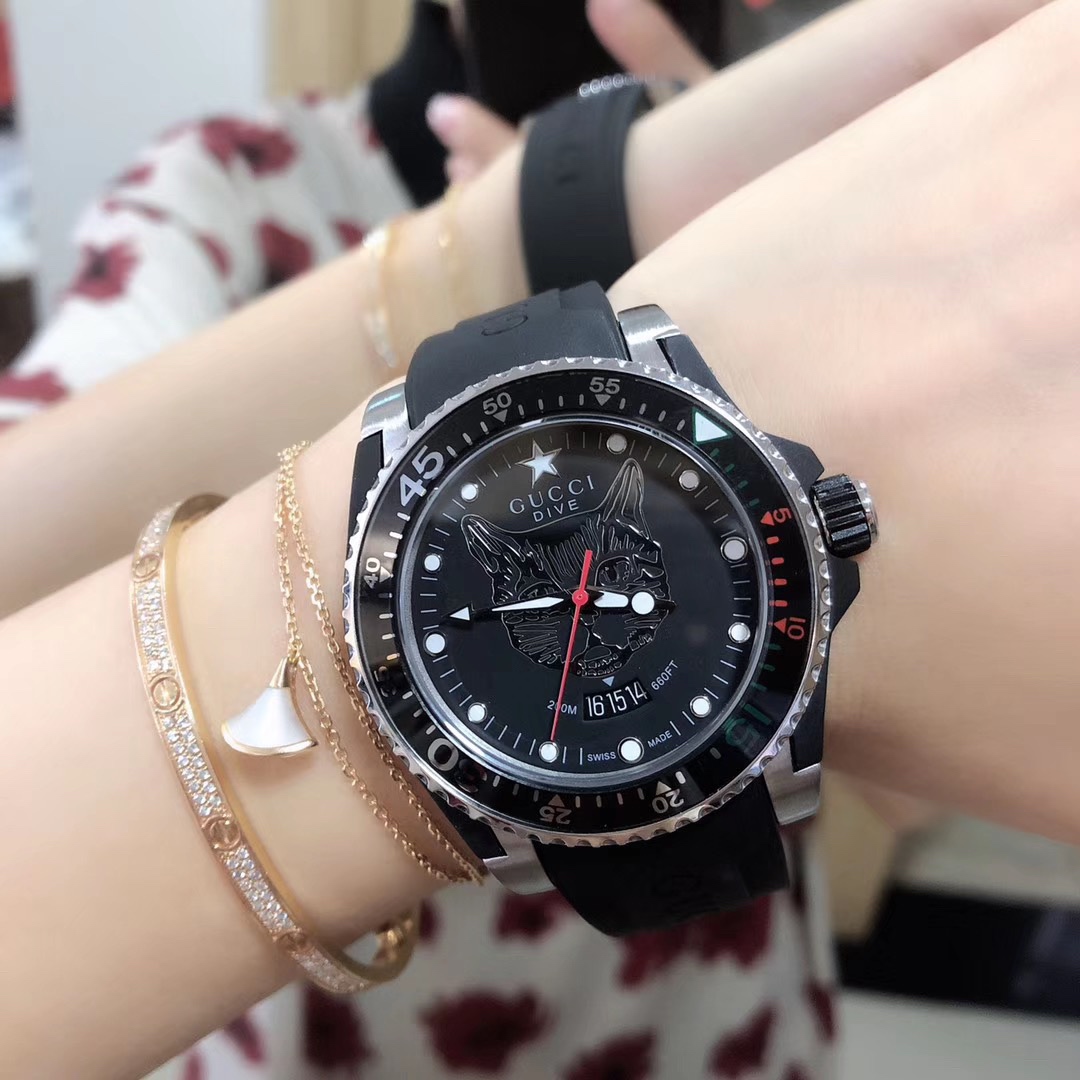 Gucci 古驰Gucci新款中性表 40mm表径 以品牌标志性猛虎头图案 珊瑚蛇为表盘 应用不锈钢材质
