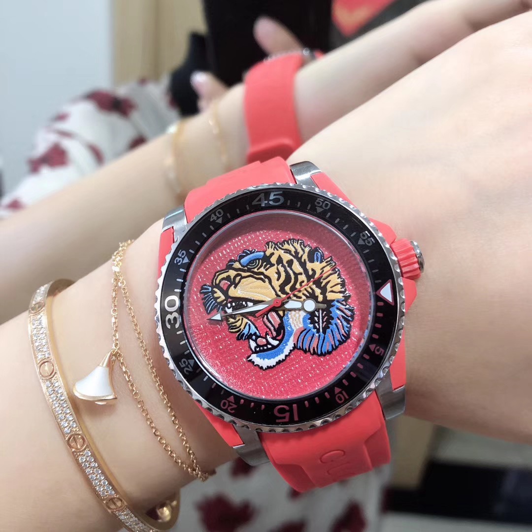 Gucci 古驰Gucci新款中性表 40mm表径 以品牌标志性猛虎头图案 珊瑚蛇为表盘 应用不锈钢材质