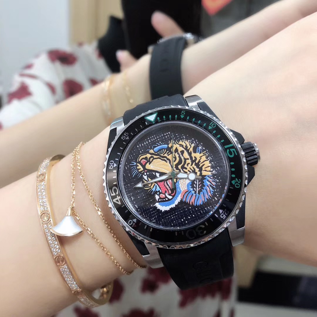 Gucci 古驰Gucci新款中性表 40mm表径 以品牌标志性猛虎头图案 珊瑚蛇为表盘 应用不锈钢材质
