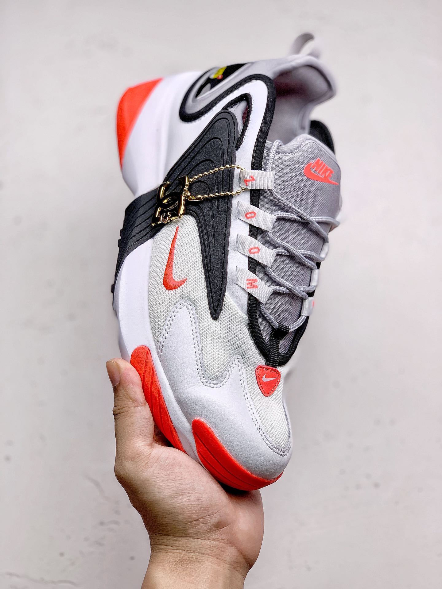 #本地240Nike Zoom 2K 复古升级市面最高版本  灵感来自于 90 年代球鞋的外观设计，特别是 Nike 著名的 Alpha Project 系列。