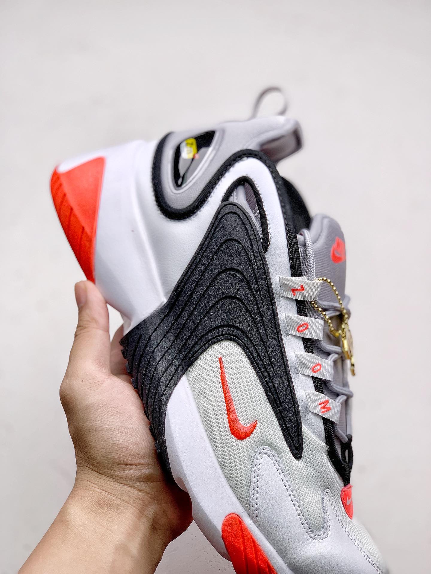 #本地240Nike Zoom 2K 复古升级市面最高版本  灵感来自于 90 年代球鞋的外观设计，特别是 Nike 著名的 Alpha Project 系列。
