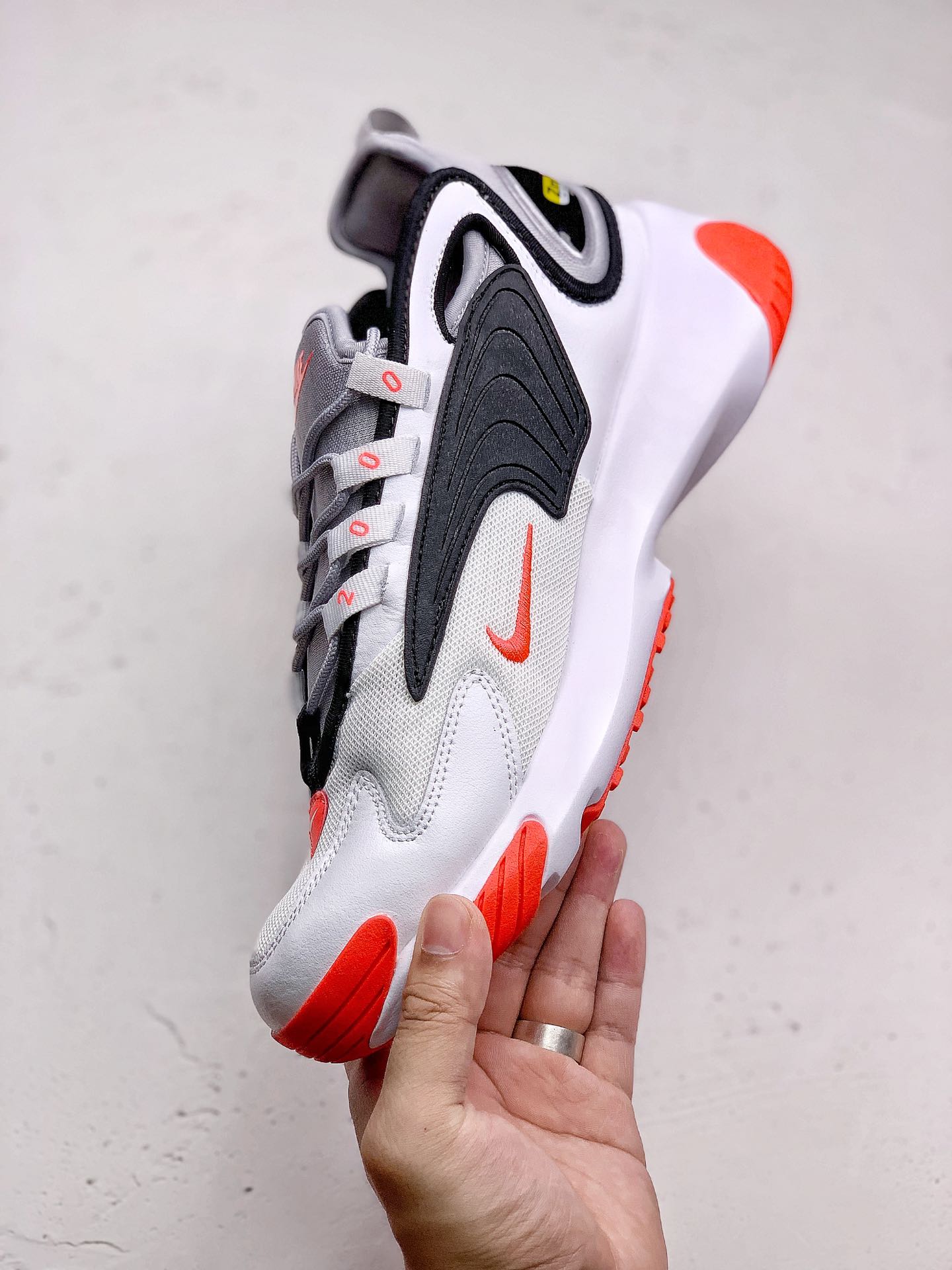 #本地240Nike Zoom 2K 复古升级市面最高版本  灵感来自于 90 年代球鞋的外观设计，特别是 Nike 著名的 Alpha Project 系列。