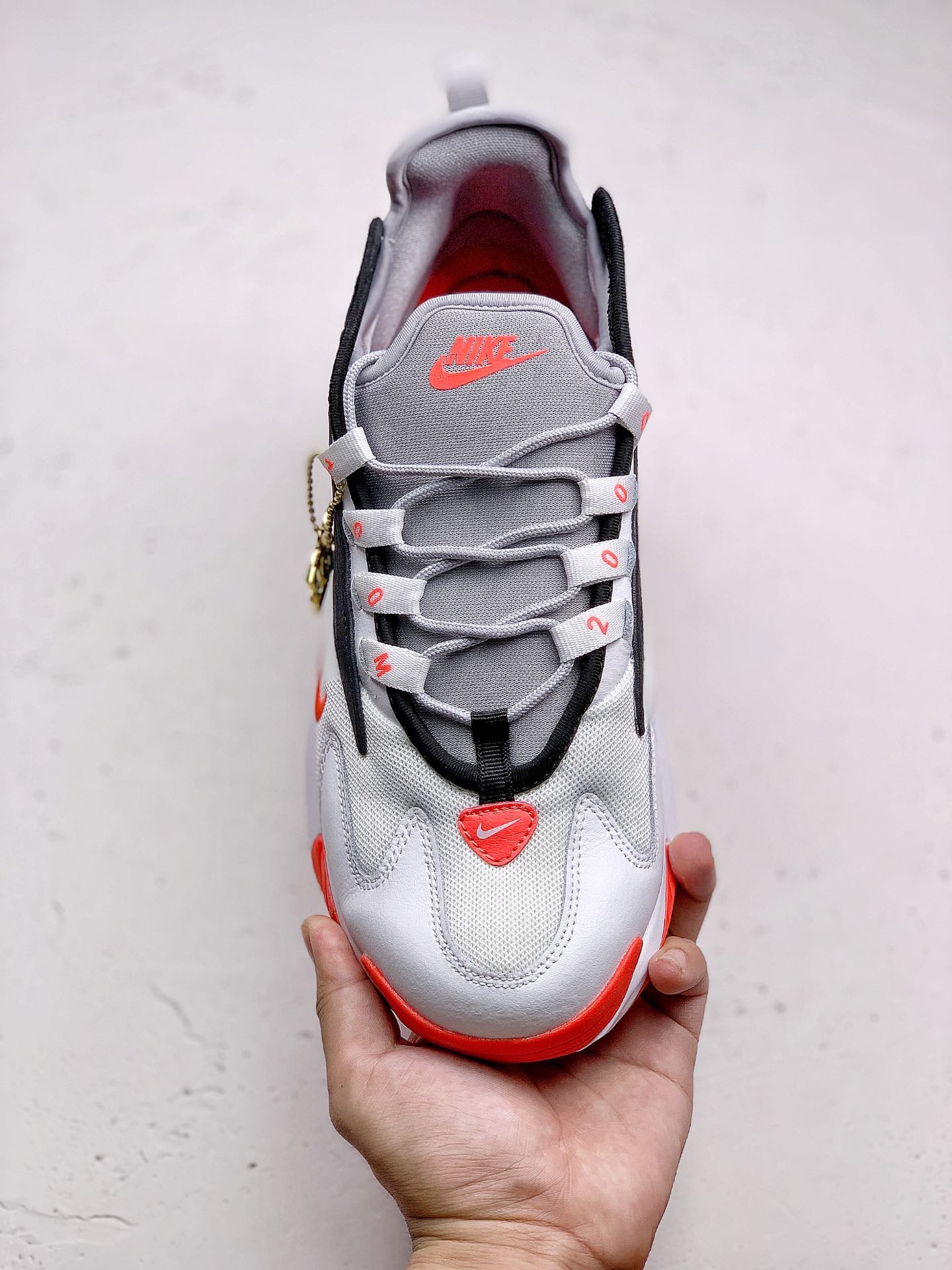 #本地240Nike Zoom 2K 复古升级市面最高版本  灵感来自于 90 年代球鞋的外观设计，特别是 Nike 著名的 Alpha Project 系列。