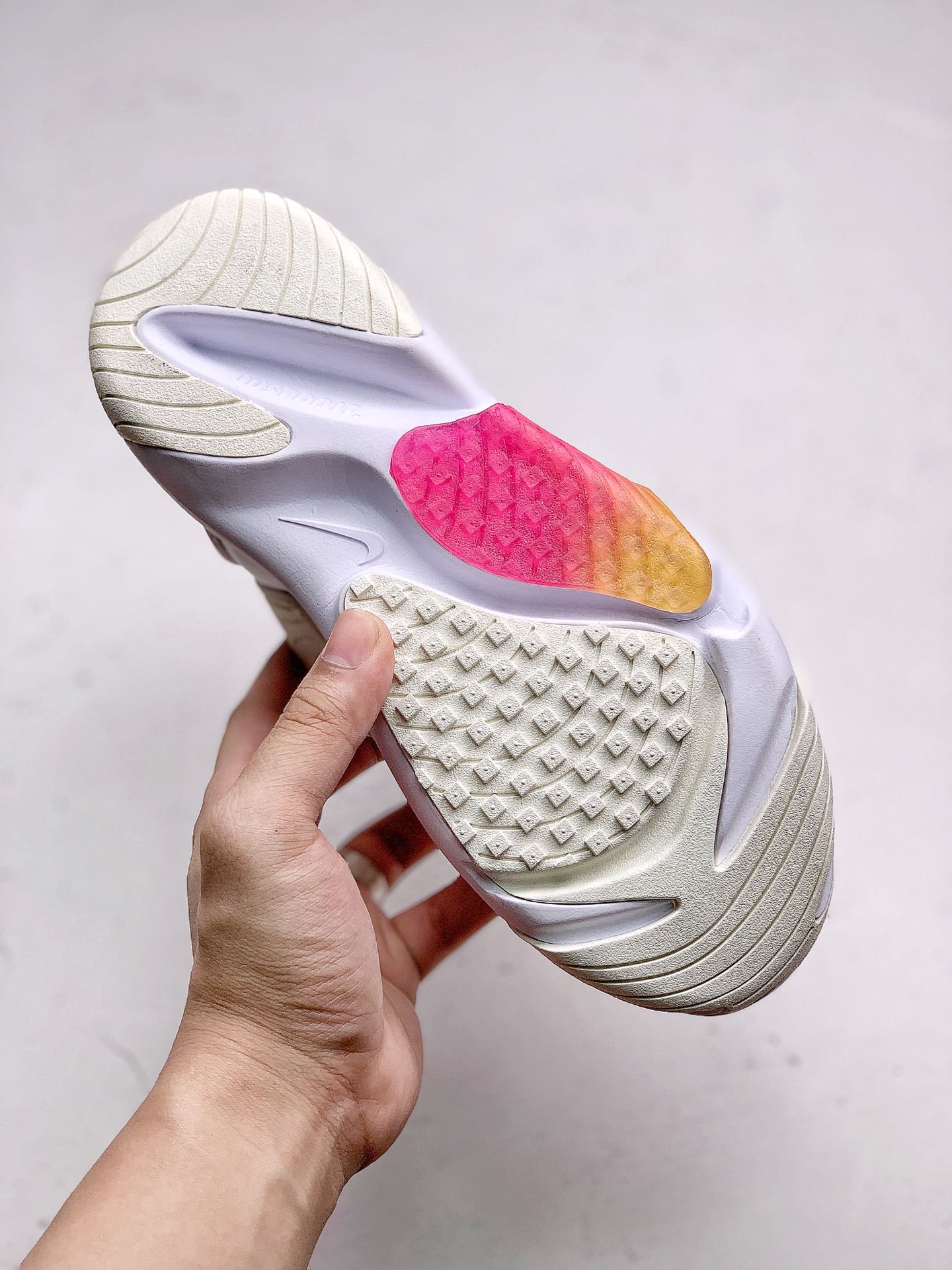 #本地240Nike Zoom 2K 复古升级市面最高版本  灵感来自于 90 年代球鞋的外观设计，特别是 Nike 著名的 Alpha Project 系列