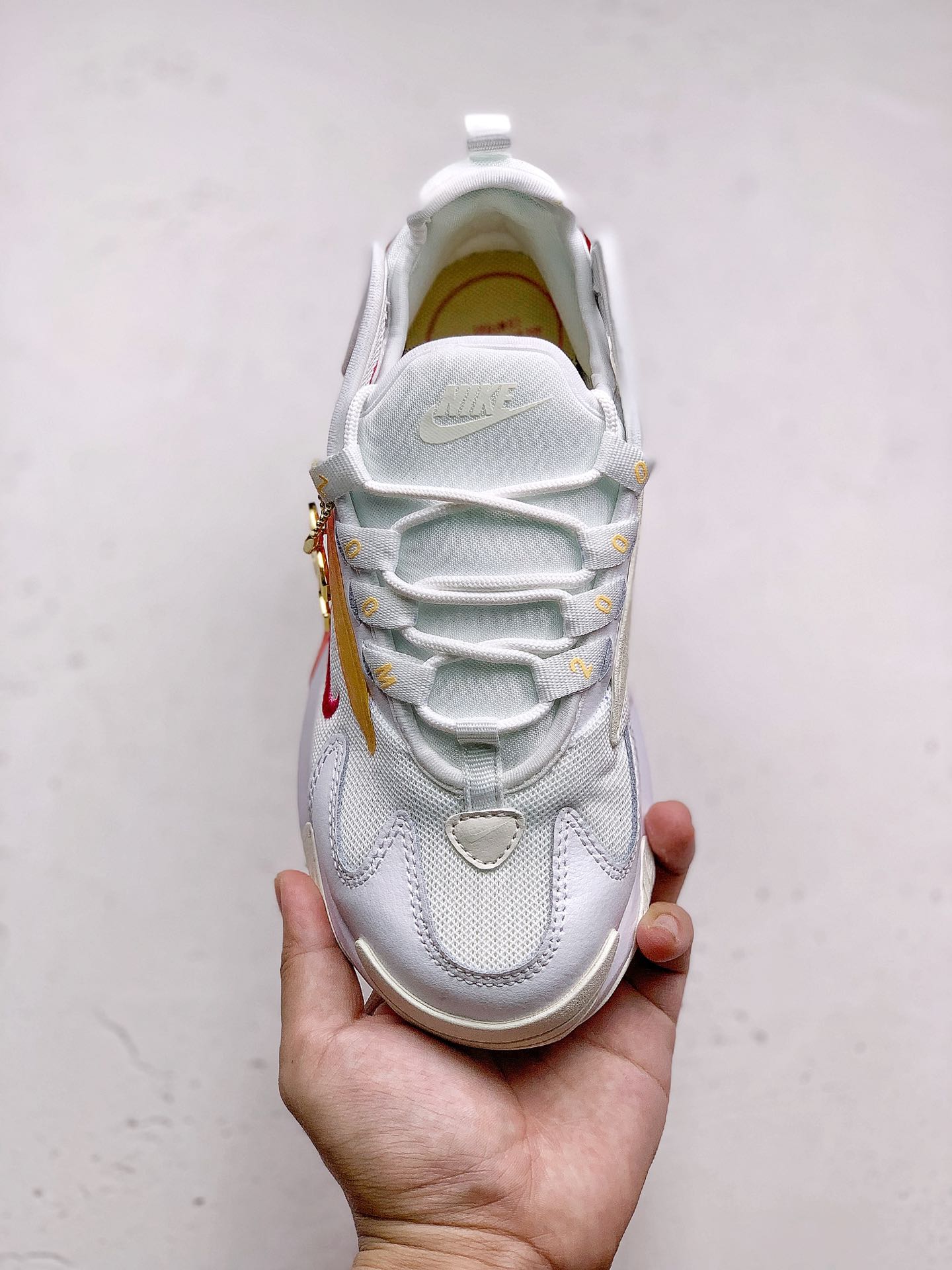 #本地240Nike Zoom 2K 复古升级市面最高版本  灵感来自于 90 年代球鞋的外观设计，特别是 Nike 著名的 Alpha Project 系列