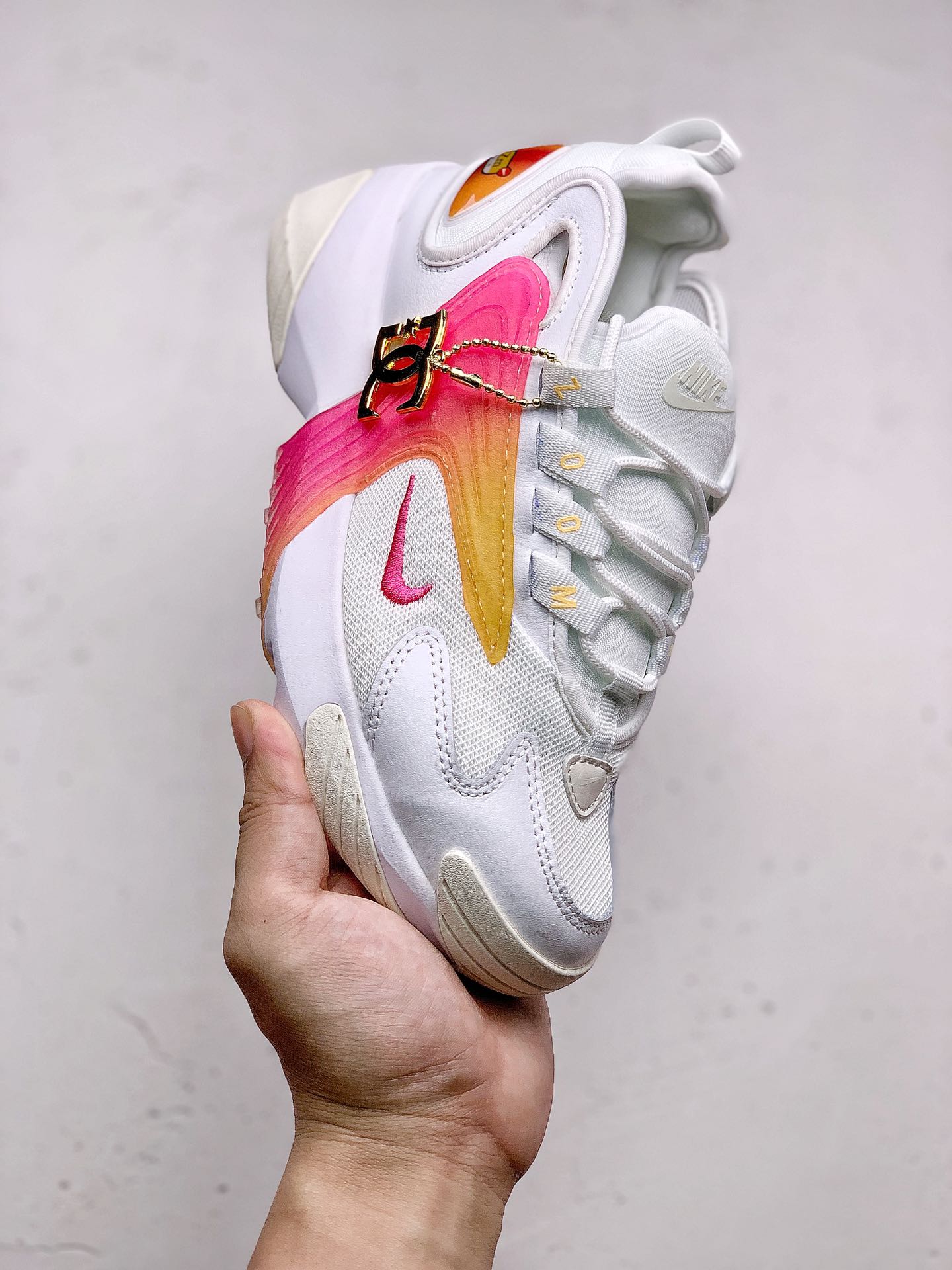 #本地240Nike Zoom 2K 复古升级市面最高版本  灵感来自于 90 年代球鞋的外观设计，特别是 Nike 著名的 Alpha Project 系列