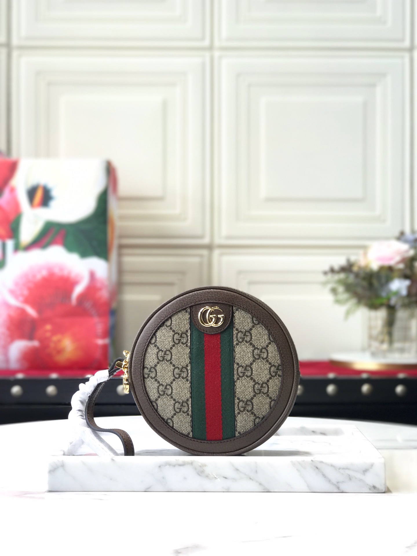GG Ophidia Mini Wristlet  
Made from premium imported cowhide leather, featuring the signature pattern and striped webbing, crafted with top-quality overseas hardware.  
Style number: 574841  
Dimensions: 15.5 x 15.5 x 4 cm. image 1