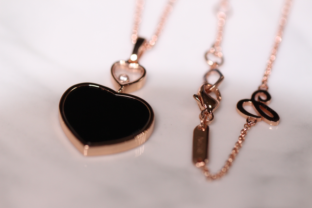 💰225【正品定制】认准唯一一家真正购入珠宝类ZP开发的，可订制真金真钻版！⭕只做对ZP货，厚度金重跟足ZP，区分市面版本❗
颜色现货供应：樱花粉石、绿松石、白母贝、孔雀石、灰贝、黑玛瑙、红玛瑙🔥🔥
【精工版】【Chop@rd肖邦爱心项链】非常🔥🔥火爆的一款项链，ZP为珠宝类真金真钻，我们出品精工工艺，完完全全做出了近两万真金的工艺，市面有万万千版本，无限欢迎PK各种版本甚至金货，PK后再下单❗
几个工艺细节跟你们介绍一下，
其一，气质粉的ZP两面的粉色是不一样的，正面为气质樱花粉，背面为裸粉，颜色都非常的高档，我们对着ZP一一挑选的红玛瑙，颜色对到一致致ZP，而不是市面low版颜色一样的❗还有黑色，是黑玛瑙的材质❗
其二，爱心玻璃上有Chop@rd的刻字，且里边的钻石💎是可以活❗动❗的❗寓意为【Happy Diamond】快乐的钻石，非常独特的设计！我们一致ZP，爱心中间的钻石是密封且可以活动的，这需要对玻璃厚度，且钻石高度极度的精准拿捏，才能做到这个工艺！
其三，国外定制回来的链条❗这个链条的规格，国内有类似的，但是没有这个粗细，一样样这个粗细的规格必须从国外订回来❗
其四，各种细节❗爱心旁边的刻字，调节扣的一条小金条字印牌，还有调节扣尾部的爱心形状，满满的都是细节❗
其五，电镀颜色❗一致致ZP的真金电镀玫瑰金色❗