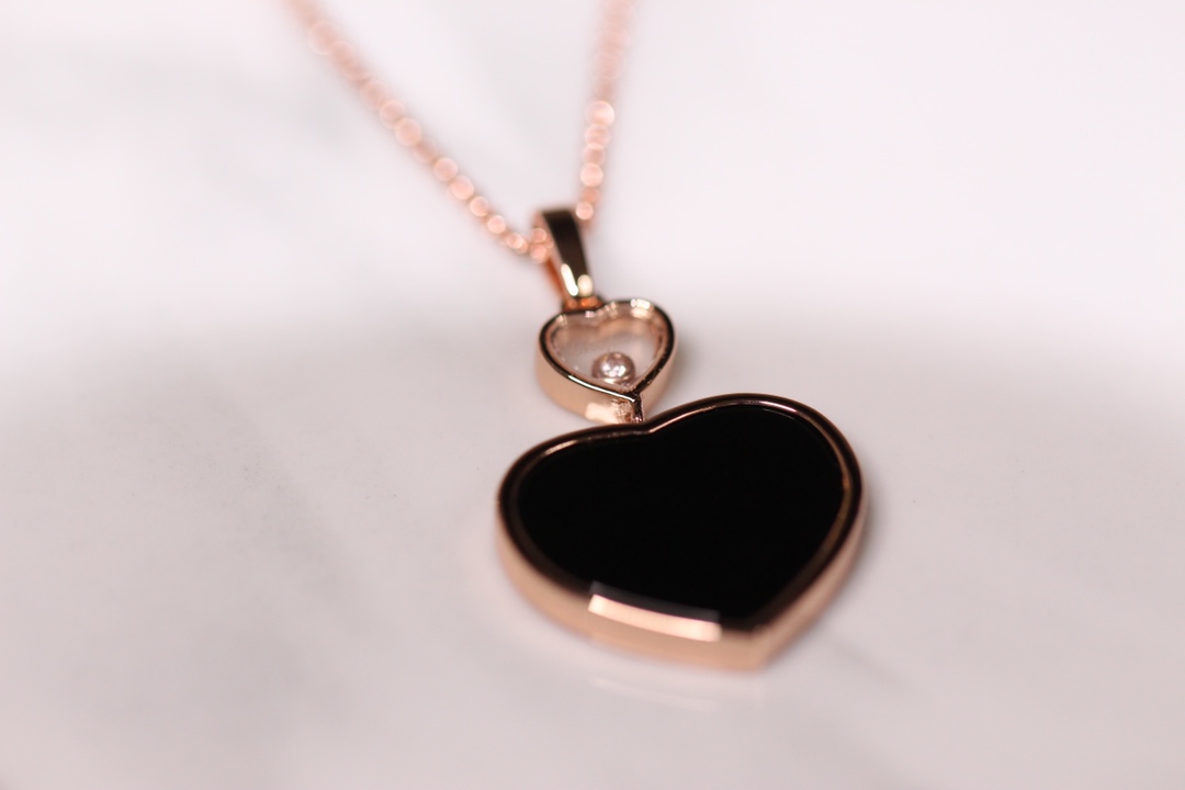 💰225【正品定制】认准唯一一家真正购入珠宝类ZP开发的，可订制真金真钻版！⭕只做对ZP货，厚度金重跟足ZP，区分市面版本❗
颜色现货供应：樱花粉石、绿松石、白母贝、孔雀石、灰贝、黑玛瑙、红玛瑙🔥🔥
【精工版】【Chop@rd肖邦爱心项链】非常🔥🔥火爆的一款项链，ZP为珠宝类真金真钻，我们出品精工工艺，完完全全做出了近两万真金的工艺，市面有万万千版本，无限欢迎PK各种版本甚至金货，PK后再下单❗
几个工艺细节跟你们介绍一下，
其一，气质粉的ZP两面的粉色是不一样的，正面为气质樱花粉，背面为裸粉，颜色都非常的高档，我们对着ZP一一挑选的红玛瑙，颜色对到一致致ZP，而不是市面low版颜色一样的❗还有黑色，是黑玛瑙的材质❗
其二，爱心玻璃上有Chop@rd的刻字，且里边的钻石💎是可以活❗动❗的❗寓意为【Happy Diamond】快乐的钻石，非常独特的设计！我们一致ZP，爱心中间的钻石是密封且可以活动的，这需要对玻璃厚度，且钻石高度极度的精准拿捏，才能做到这个工艺！
其三，国外定制回来的链条❗这个链条的规格，国内有类似的，但是没有这个粗细，一样样这个粗细的规格必须从国外订回来❗
其四，各种细节❗爱心旁边的刻字，调节扣的一条小金条字印牌，还有调节扣尾部的爱心形状，满满的都是细节❗
其五，电镀颜色❗一致致ZP的真金电镀玫瑰金色❗