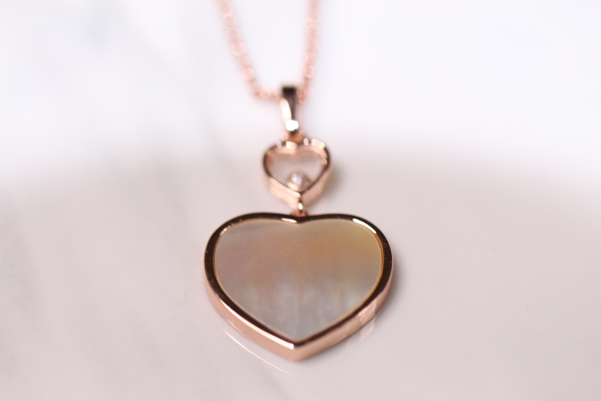 💰225【正品定制】认准唯一一家真正购入珠宝类ZP开发的，可订制真金真钻版！⭕只做对ZP货，厚度金重跟足ZP，区分市面版本❗
颜色现货供应：樱花粉石、绿松石、白母贝、孔雀石、灰贝、黑玛瑙、红玛瑙🔥🔥
【精工版】【Chop@rd肖邦爱心项链】非常🔥🔥火爆的一款项链，ZP为珠宝类真金真钻，我们出品精工工艺，完完全全做出了近两万真金的工艺，市面有万万千版本，无限欢迎PK各种版本甚至金货，PK后再下单❗
几个工艺细节跟你们介绍一下，
其一，气质粉的ZP两面的粉色是不一样的，正面为气质樱花粉，背面为裸粉，颜色都非常的高档，我们对着ZP一一挑选的红玛瑙，颜色对到一致致ZP，而不是市面low版颜色一样的❗还有黑色，是黑玛瑙的材质❗
其二，爱心玻璃上有Chop@rd的刻字，且里边的钻石💎是可以活❗动❗的❗寓意为【Happy Diamond】快乐的钻石，非常独特的设计！我们一致ZP，爱心中间的钻石是密封且可以活动的，这需要对玻璃厚度，且钻石高度极度的精准拿捏，才能做到这个工艺！
其三，国外定制回来的链条❗这个链条的规格，国内有类似的，但是没有这个粗细，一样样这个粗细的规格必须从国外订回来❗
其四，各种细节❗爱心旁边的刻字，调节扣的一条小金条字印牌，还有调节扣尾部的爱心形状，满满的都是细节❗
其五，电镀颜色❗一致致ZP的真金电镀玫瑰金色❗