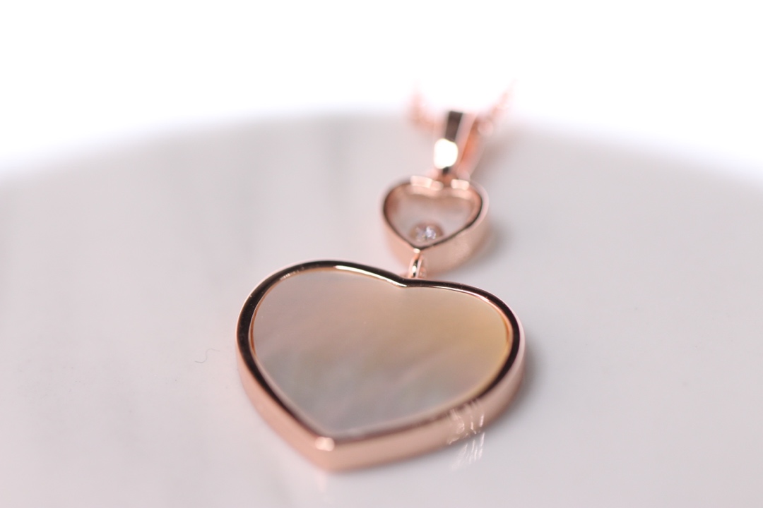 💰225【正品定制】认准唯一一家真正购入珠宝类ZP开发的，可订制真金真钻版！⭕只做对ZP货，厚度金重跟足ZP，区分市面版本❗
颜色现货供应：樱花粉石、绿松石、白母贝、孔雀石、灰贝、黑玛瑙、红玛瑙🔥🔥
【精工版】【Chop@rd肖邦爱心项链】非常🔥🔥火爆的一款项链，ZP为珠宝类真金真钻，我们出品精工工艺，完完全全做出了近两万真金的工艺，市面有万万千版本，无限欢迎PK各种版本甚至金货，PK后再下单❗
几个工艺细节跟你们介绍一下，
其一，气质粉的ZP两面的粉色是不一样的，正面为气质樱花粉，背面为裸粉，颜色都非常的高档，我们对着ZP一一挑选的红玛瑙，颜色对到一致致ZP，而不是市面low版颜色一样的❗还有黑色，是黑玛瑙的材质❗
其二，爱心玻璃上有Chop@rd的刻字，且里边的钻石💎是可以活❗动❗的❗寓意为【Happy Diamond】快乐的钻石，非常独特的设计！我们一致ZP，爱心中间的钻石是密封且可以活动的，这需要对玻璃厚度，且钻石高度极度的精准拿捏，才能做到这个工艺！
其三，国外定制回来的链条❗这个链条的规格，国内有类似的，但是没有这个粗细，一样样这个粗细的规格必须从国外订回来❗
其四，各种细节❗爱心旁边的刻字，调节扣的一条小金条字印牌，还有调节扣尾部的爱心形状，满满的都是细节❗
其五，电镀颜色❗一致致ZP的真金电镀玫瑰金色❗