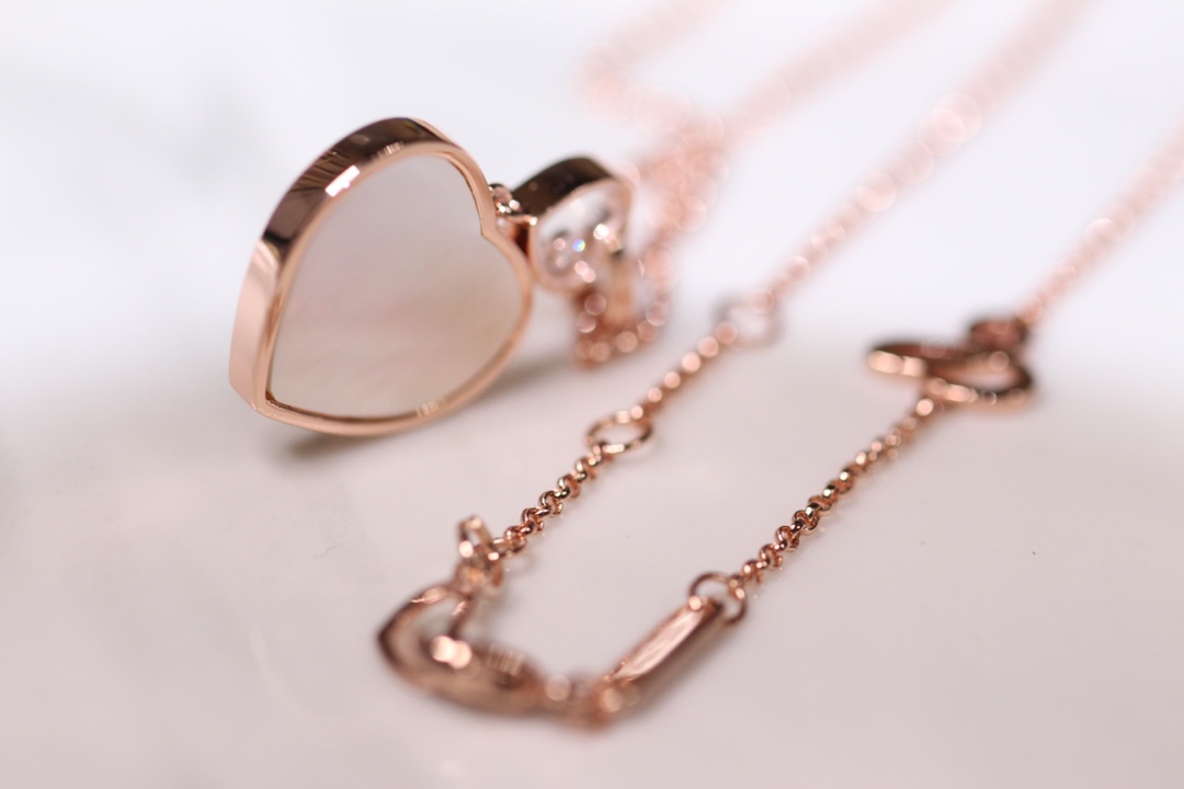 💰225【正品定制】认准唯一一家真正购入珠宝类ZP开发的，可订制真金真钻版！⭕只做对ZP货，厚度金重跟足ZP，区分市面版本❗
颜色现货供应：樱花粉石、绿松石、白母贝、孔雀石、灰贝、黑玛瑙、红玛瑙🔥🔥
【精工版】【Chop@rd肖邦爱心项链】非常🔥🔥火爆的一款项链，ZP为珠宝类真金真钻，我们出品精工工艺，完完全全做出了近两万真金的工艺，市面有万万千版本，无限欢迎PK各种版本甚至金货，PK后再下单❗
几个工艺细节跟你们介绍一下，
其一，气质粉的ZP两面的粉色是不一样的，正面为气质樱花粉，背面为裸粉，颜色都非常的高档，我们对着ZP一一挑选的红玛瑙，颜色对到一致致ZP，而不是市面low版颜色一样的❗还有黑色，是黑玛瑙的材质❗
其二，爱心玻璃上有Chop@rd的刻字，且里边的钻石💎是可以活❗动❗的❗寓意为【Happy Diamond】快乐的钻石，非常独特的设计！我们一致ZP，爱心中间的钻石是密封且可以活动的，这需要对玻璃厚度，且钻石高度极度的精准拿捏，才能做到这个工艺！
其三，国外定制回来的链条❗这个链条的规格，国内有类似的，但是没有这个粗细，一样样这个粗细的规格必须从国外订回来❗
其四，各种细节❗爱心旁边的刻字，调节扣的一条小金条字印牌，还有调节扣尾部的爱心形状，满满的都是细节❗
其五，电镀颜色❗一致致ZP的真金电镀玫瑰金色❗