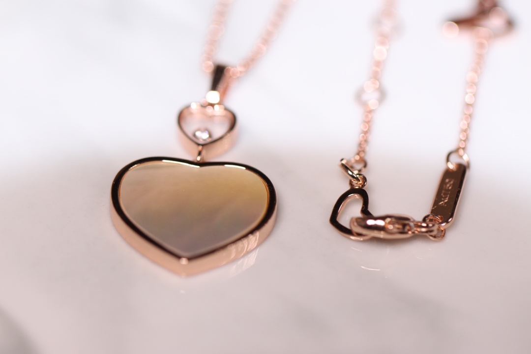 💰225【正品定制】认准唯一一家真正购入珠宝类ZP开发的，可订制真金真钻版！⭕只做对ZP货，厚度金重跟足ZP，区分市面版本❗
颜色现货供应：樱花粉石、绿松石、白母贝、孔雀石、灰贝、黑玛瑙、红玛瑙🔥🔥
【精工版】【Chop@rd肖邦爱心项链】非常🔥🔥火爆的一款项链，ZP为珠宝类真金真钻，我们出品精工工艺，完完全全做出了近两万真金的工艺，市面有万万千版本，无限欢迎PK各种版本甚至金货，PK后再下单❗
几个工艺细节跟你们介绍一下，
其一，气质粉的ZP两面的粉色是不一样的，正面为气质樱花粉，背面为裸粉，颜色都非常的高档，我们对着ZP一一挑选的红玛瑙，颜色对到一致致ZP，而不是市面low版颜色一样的❗还有黑色，是黑玛瑙的材质❗
其二，爱心玻璃上有Chop@rd的刻字，且里边的钻石💎是可以活❗动❗的❗寓意为【Happy Diamond】快乐的钻石，非常独特的设计！我们一致ZP，爱心中间的钻石是密封且可以活动的，这需要对玻璃厚度，且钻石高度极度的精准拿捏，才能做到这个工艺！
其三，国外定制回来的链条❗这个链条的规格，国内有类似的，但是没有这个粗细，一样样这个粗细的规格必须从国外订回来❗
其四，各种细节❗爱心旁边的刻字，调节扣的一条小金条字印牌，还有调节扣尾部的爱心形状，满满的都是细节❗
其五，电镀颜色❗一致致ZP的真金电镀玫瑰金色❗