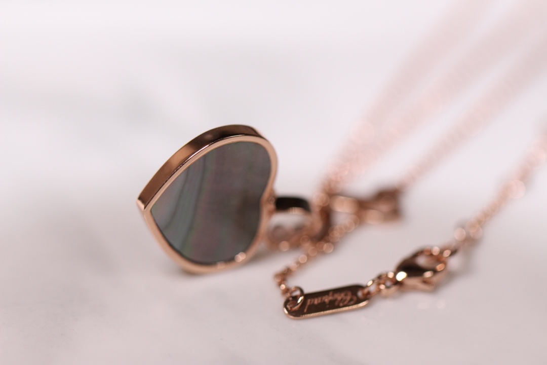 💰225【正品定制】认准唯一一家真正购入珠宝类ZP开发的，可订制真金真钻版！⭕只做对ZP货，厚度金重跟足ZP，区分市面版本❗
颜色现货供应：樱花粉石、绿松石、白母贝、孔雀石、灰贝、黑玛瑙、红玛瑙🔥🔥
【精工版】【Chop@rd肖邦爱心项链】非常🔥🔥火爆的一款项链，ZP为珠宝类真金真钻，我们出品精工工艺，完完全全做出了近两万真金的工艺，市面有万万千版本，无限欢迎PK各种版本甚至金货，PK后再下单❗
几个工艺细节跟你们介绍一下，
其一，气质粉的ZP两面的粉色是不一样的，正面为气质樱花粉，背面为裸粉，颜色都非常的高档，我们对着ZP一一挑选的红玛瑙，颜色对到一致致ZP，而不是市面low版颜色一样的❗还有黑色，是黑玛瑙的材质❗
其二，爱心玻璃上有Chop@rd的刻字，且里边的钻石💎是可以活❗动❗的❗寓意为【Happy Diamond】快乐的钻石，非常独特的设计！我们一致ZP，爱心中间的钻石是密封且可以活动的，这需要对玻璃厚度，且钻石高度极度的精准拿捏，才能做到这个工艺！
其三，国外定制回来的链条❗这个链条的规格，国内有类似的，但是没有这个粗细，一样样这个粗细的规格必须从国外订回来❗
其四，各种细节❗爱心旁边的刻字，调节扣的一条小金条字印牌，还有调节扣尾部的爱心形状，满满的都是细节❗
其五，电镀颜色❗一致致ZP的真金电镀玫瑰金色❗