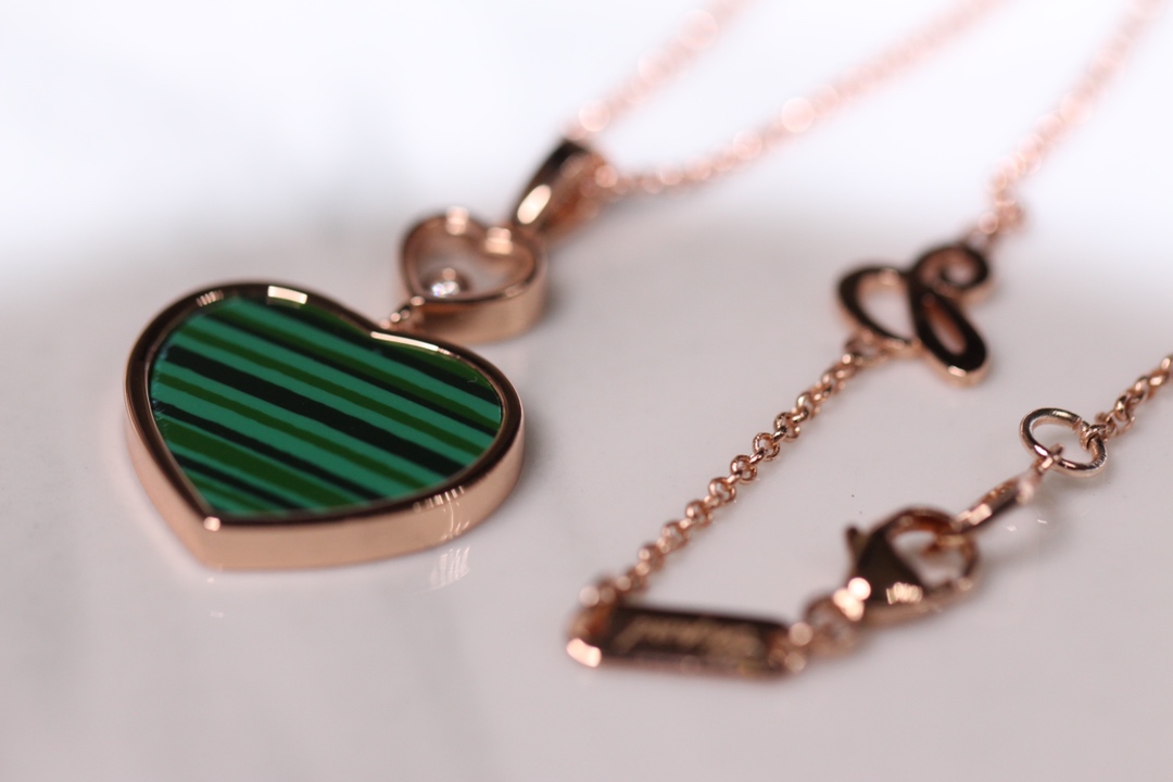 💰225【正品定制】认准唯一一家真正购入珠宝类ZP开发的，可订制真金真钻版！⭕只做对ZP货，厚度金重跟足ZP，区分市面版本❗
颜色现货供应：樱花粉石、绿松石、白母贝、孔雀石、灰贝、黑玛瑙、红玛瑙🔥🔥
【精工版】【Chop@rd肖邦爱心项链】非常🔥🔥火爆的一款项链，ZP为珠宝类真金真钻，我们出品精工工艺，完完全全做出了近两万真金的工艺，市面有万万千版本，无限欢迎PK各种版本甚至金货，PK后再下单❗
几个工艺细节跟你们介绍一下，
其一，气质粉的ZP两面的粉色是不一样的，正面为气质樱花粉，背面为裸粉，颜色都非常的高档，我们对着ZP一一挑选的红玛瑙，颜色对到一致致ZP，而不是市面low版颜色一样的❗还有黑色，是黑玛瑙的材质❗
其二，爱心玻璃上有Chop@rd的刻字，且里边的钻石💎是可以活❗动❗的❗寓意为【Happy Diamond】快乐的钻石，非常独特的设计！我们一致ZP，爱心中间的钻石是密封且可以活动的，这需要对玻璃厚度，且钻石高度极度的精准拿捏，才能做到这个工艺！
其三，国外定制回来的链条❗这个链条的规格，国内有类似的，但是没有这个粗细，一样样这个粗细的规格必须从国外订回来❗
其四，各种细节❗爱心旁边的刻字，调节扣的一条小金条字印牌，还有调节扣尾部的爱心形状，满满的都是细节❗
其五，电镀颜色❗一致致ZP的真金电镀玫瑰金色❗