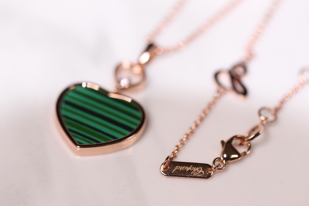 💰225【正品定制】认准唯一一家真正购入珠宝类ZP开发的，可订制真金真钻版！⭕只做对ZP货，厚度金重跟足ZP，区分市面版本❗
颜色现货供应：樱花粉石、绿松石、白母贝、孔雀石、灰贝、黑玛瑙、红玛瑙🔥🔥
【精工版】【Chop@rd肖邦爱心项链】非常🔥🔥火爆的一款项链，ZP为珠宝类真金真钻，我们出品精工工艺，完完全全做出了近两万真金的工艺，市面有万万千版本，无限欢迎PK各种版本甚至金货，PK后再下单❗
几个工艺细节跟你们介绍一下，
其一，气质粉的ZP两面的粉色是不一样的，正面为气质樱花粉，背面为裸粉，颜色都非常的高档，我们对着ZP一一挑选的红玛瑙，颜色对到一致致ZP，而不是市面low版颜色一样的❗还有黑色，是黑玛瑙的材质❗
其二，爱心玻璃上有Chop@rd的刻字，且里边的钻石💎是可以活❗动❗的❗寓意为【Happy Diamond】快乐的钻石，非常独特的设计！我们一致ZP，爱心中间的钻石是密封且可以活动的，这需要对玻璃厚度，且钻石高度极度的精准拿捏，才能做到这个工艺！
其三，国外定制回来的链条❗这个链条的规格，国内有类似的，但是没有这个粗细，一样样这个粗细的规格必须从国外订回来❗
其四，各种细节❗爱心旁边的刻字，调节扣的一条小金条字印牌，还有调节扣尾部的爱心形状，满满的都是细节❗
其五，电镀颜色❗一致致ZP的真金电镀玫瑰金色❗