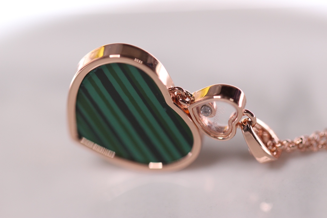 💰225【正品定制】认准唯一一家真正购入珠宝类ZP开发的，可订制真金真钻版！⭕只做对ZP货，厚度金重跟足ZP，区分市面版本❗
颜色现货供应：樱花粉石、绿松石、白母贝、孔雀石、灰贝、黑玛瑙、红玛瑙🔥🔥
【精工版】【Chop@rd肖邦爱心项链】非常🔥🔥火爆的一款项链，ZP为珠宝类真金真钻，我们出品精工工艺，完完全全做出了近两万真金的工艺，市面有万万千版本，无限欢迎PK各种版本甚至金货，PK后再下单❗
几个工艺细节跟你们介绍一下，
其一，气质粉的ZP两面的粉色是不一样的，正面为气质樱花粉，背面为裸粉，颜色都非常的高档，我们对着ZP一一挑选的红玛瑙，颜色对到一致致ZP，而不是市面low版颜色一样的❗还有黑色，是黑玛瑙的材质❗
其二，爱心玻璃上有Chop@rd的刻字，且里边的钻石💎是可以活❗动❗的❗寓意为【Happy Diamond】快乐的钻石，非常独特的设计！我们一致ZP，爱心中间的钻石是密封且可以活动的，这需要对玻璃厚度，且钻石高度极度的精准拿捏，才能做到这个工艺！
其三，国外定制回来的链条❗这个链条的规格，国内有类似的，但是没有这个粗细，一样样这个粗细的规格必须从国外订回来❗
其四，各种细节❗爱心旁边的刻字，调节扣的一条小金条字印牌，还有调节扣尾部的爱心形状，满满的都是细节❗
其五，电镀颜色❗一致致ZP的真金电镀玫瑰金色❗