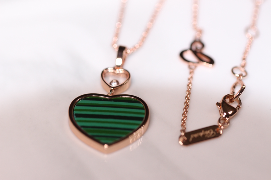 💰225【正品定制】认准唯一一家真正购入珠宝类ZP开发的，可订制真金真钻版！⭕只做对ZP货，厚度金重跟足ZP，区分市面版本❗
颜色现货供应：樱花粉石、绿松石、白母贝、孔雀石、灰贝、黑玛瑙、红玛瑙🔥🔥
【精工版】【Chop@rd肖邦爱心项链】非常🔥🔥火爆的一款项链，ZP为珠宝类真金真钻，我们出品精工工艺，完完全全做出了近两万真金的工艺，市面有万万千版本，无限欢迎PK各种版本甚至金货，PK后再下单❗
几个工艺细节跟你们介绍一下，
其一，气质粉的ZP两面的粉色是不一样的，正面为气质樱花粉，背面为裸粉，颜色都非常的高档，我们对着ZP一一挑选的红玛瑙，颜色对到一致致ZP，而不是市面low版颜色一样的❗还有黑色，是黑玛瑙的材质❗
其二，爱心玻璃上有Chop@rd的刻字，且里边的钻石💎是可以活❗动❗的❗寓意为【Happy Diamond】快乐的钻石，非常独特的设计！我们一致ZP，爱心中间的钻石是密封且可以活动的，这需要对玻璃厚度，且钻石高度极度的精准拿捏，才能做到这个工艺！
其三，国外定制回来的链条❗这个链条的规格，国内有类似的，但是没有这个粗细，一样样这个粗细的规格必须从国外订回来❗
其四，各种细节❗爱心旁边的刻字，调节扣的一条小金条字印牌，还有调节扣尾部的爱心形状，满满的都是细节❗
其五，电镀颜色❗一致致ZP的真金电镀玫瑰金色❗