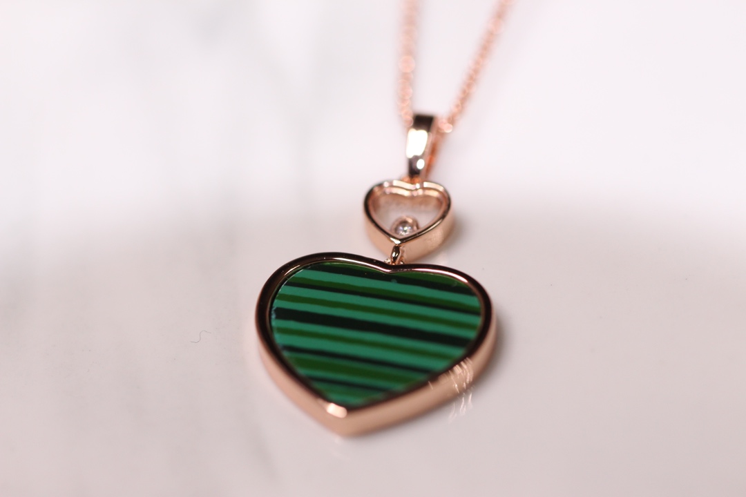 💰225【正品定制】认准唯一一家真正购入珠宝类ZP开发的，可订制真金真钻版！⭕只做对ZP货，厚度金重跟足ZP，区分市面版本❗
颜色现货供应：樱花粉石、绿松石、白母贝、孔雀石、灰贝、黑玛瑙、红玛瑙🔥🔥
【精工版】【Chop@rd肖邦爱心项链】非常🔥🔥火爆的一款项链，ZP为珠宝类真金真钻，我们出品精工工艺，完完全全做出了近两万真金的工艺，市面有万万千版本，无限欢迎PK各种版本甚至金货，PK后再下单❗
几个工艺细节跟你们介绍一下，
其一，气质粉的ZP两面的粉色是不一样的，正面为气质樱花粉，背面为裸粉，颜色都非常的高档，我们对着ZP一一挑选的红玛瑙，颜色对到一致致ZP，而不是市面low版颜色一样的❗还有黑色，是黑玛瑙的材质❗
其二，爱心玻璃上有Chop@rd的刻字，且里边的钻石💎是可以活❗动❗的❗寓意为【Happy Diamond】快乐的钻石，非常独特的设计！我们一致ZP，爱心中间的钻石是密封且可以活动的，这需要对玻璃厚度，且钻石高度极度的精准拿捏，才能做到这个工艺！
其三，国外定制回来的链条❗这个链条的规格，国内有类似的，但是没有这个粗细，一样样这个粗细的规格必须从国外订回来❗
其四，各种细节❗爱心旁边的刻字，调节扣的一条小金条字印牌，还有调节扣尾部的爱心形状，满满的都是细节❗
其五，电镀颜色❗一致致ZP的真金电镀玫瑰金色❗