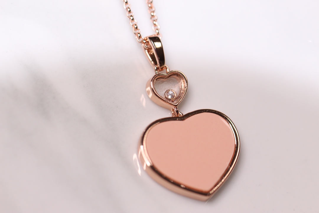 💰225【正品定制】认准唯一一家真正购入珠宝类ZP开发的，可订制真金真钻版！⭕只做对ZP货，厚度金重跟足ZP，区分市面版本❗
颜色现货供应：樱花粉石、绿松石、白母贝、孔雀石、灰贝、黑玛瑙、红玛瑙🔥🔥
【精工版】【Chop@rd肖邦爱心项链】非常🔥🔥火爆的一款项链，ZP为珠宝类真金真钻，我们出品精工工艺，完完全全做出了近两万真金的工艺，市面有万万千版本，无限欢迎PK各种版本甚至金货，PK后再下单❗
几个工艺细节跟你们介绍一下，
其一，气质粉的ZP两面的粉色是不一样的，正面为气质樱花粉，背面为裸粉，颜色都非常的高档，我们对着ZP一一挑选的红玛瑙，颜色对到一致致ZP，而不是市面low版颜色一样的❗还有黑色，是黑玛瑙的材质❗
其二，爱心玻璃上有Chop@rd的刻字，且里边的钻石💎是可以活❗动❗的❗寓意为【Happy Diamond】快乐的钻石，非常独特的设计！我们一致ZP，爱心中间的钻石是密封且可以活动的，这需要对玻璃厚度，且钻石高度极度的精准拿捏，才能做到这个工艺！
其三，国外定制回来的链条❗这个链条的规格，国内有类似的，但是没有这个粗细，一样样这个粗细的规格必须从国外订回来❗
其四，各种细节❗爱心旁边的刻字，调节扣的一条小金条字印牌，还有调节扣尾部的爱心形状，满满的都是细节❗
其五，电镀颜色❗一致致ZP的真金电镀玫瑰金色❗