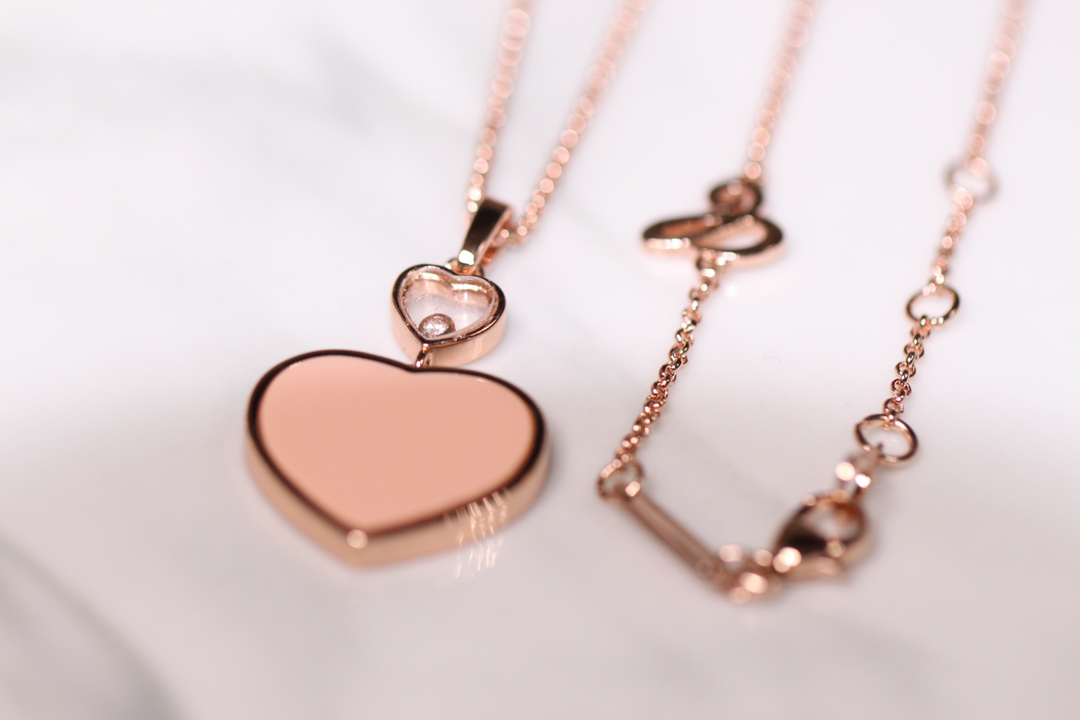 💰225【正品定制】认准唯一一家真正购入珠宝类ZP开发的，可订制真金真钻版！⭕只做对ZP货，厚度金重跟足ZP，区分市面版本❗
颜色现货供应：樱花粉石、绿松石、白母贝、孔雀石、灰贝、黑玛瑙、红玛瑙🔥🔥
【精工版】【Chop@rd肖邦爱心项链】非常🔥🔥火爆的一款项链，ZP为珠宝类真金真钻，我们出品精工工艺，完完全全做出了近两万真金的工艺，市面有万万千版本，无限欢迎PK各种版本甚至金货，PK后再下单❗
几个工艺细节跟你们介绍一下，
其一，气质粉的ZP两面的粉色是不一样的，正面为气质樱花粉，背面为裸粉，颜色都非常的高档，我们对着ZP一一挑选的红玛瑙，颜色对到一致致ZP，而不是市面low版颜色一样的❗还有黑色，是黑玛瑙的材质❗
其二，爱心玻璃上有Chop@rd的刻字，且里边的钻石💎是可以活❗动❗的❗寓意为【Happy Diamond】快乐的钻石，非常独特的设计！我们一致ZP，爱心中间的钻石是密封且可以活动的，这需要对玻璃厚度，且钻石高度极度的精准拿捏，才能做到这个工艺！
其三，国外定制回来的链条❗这个链条的规格，国内有类似的，但是没有这个粗细，一样样这个粗细的规格必须从国外订回来❗
其四，各种细节❗爱心旁边的刻字，调节扣的一条小金条字印牌，还有调节扣尾部的爱心形状，满满的都是细节❗
其五，电镀颜色❗一致致ZP的真金电镀玫瑰金色❗