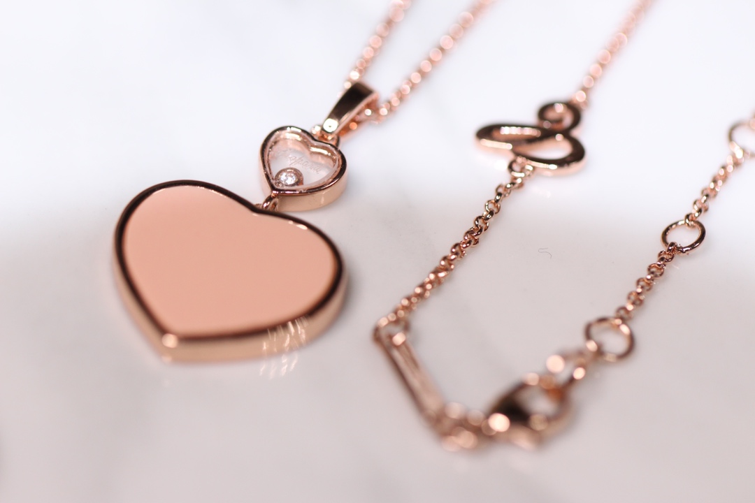 💰225【正品定制】认准唯一一家真正购入珠宝类ZP开发的，可订制真金真钻版！⭕只做对ZP货，厚度金重跟足ZP，区分市面版本❗
颜色现货供应：樱花粉石、绿松石、白母贝、孔雀石、灰贝、黑玛瑙、红玛瑙🔥🔥
【精工版】【Chop@rd肖邦爱心项链】非常🔥🔥火爆的一款项链，ZP为珠宝类真金真钻，我们出品精工工艺，完完全全做出了近两万真金的工艺，市面有万万千版本，无限欢迎PK各种版本甚至金货，PK后再下单❗
几个工艺细节跟你们介绍一下，
其一，气质粉的ZP两面的粉色是不一样的，正面为气质樱花粉，背面为裸粉，颜色都非常的高档，我们对着ZP一一挑选的红玛瑙，颜色对到一致致ZP，而不是市面low版颜色一样的❗还有黑色，是黑玛瑙的材质❗
其二，爱心玻璃上有Chop@rd的刻字，且里边的钻石💎是可以活❗动❗的❗寓意为【Happy Diamond】快乐的钻石，非常独特的设计！我们一致ZP，爱心中间的钻石是密封且可以活动的，这需要对玻璃厚度，且钻石高度极度的精准拿捏，才能做到这个工艺！
其三，国外定制回来的链条❗这个链条的规格，国内有类似的，但是没有这个粗细，一样样这个粗细的规格必须从国外订回来❗
其四，各种细节❗爱心旁边的刻字，调节扣的一条小金条字印牌，还有调节扣尾部的爱心形状，满满的都是细节❗
其五，电镀颜色❗一致致ZP的真金电镀玫瑰金色❗