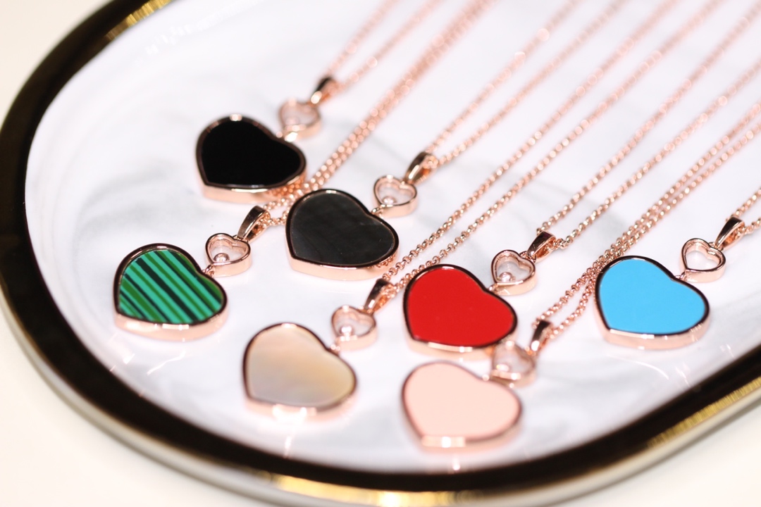 💰225【正品定制】认准唯一一家真正购入珠宝类ZP开发的，可订制真金真钻版！⭕只做对ZP货，厚度金重跟足ZP，区分市面版本❗
颜色现货供应：樱花粉石、绿松石、白母贝、孔雀石、灰贝、黑玛瑙、红玛瑙🔥🔥
【精工版】【Chop@rd肖邦爱心项链】非常🔥🔥火爆的一款项链，ZP为珠宝类真金真钻，我们出品精工工艺，完完全全做出了近两万真金的工艺，市面有万万千版本，无限欢迎PK各种版本甚至金货，PK后再下单❗
几个工艺细节跟你们介绍一下，
其一，气质粉的ZP两面的粉色是不一样的，正面为气质樱花粉，背面为裸粉，颜色都非常的高档，我们对着ZP一一挑选的红玛瑙，颜色对到一致致ZP，而不是市面low版颜色一样的❗还有黑色，是黑玛瑙的材质❗
其二，爱心玻璃上有Chop@rd的刻字，且里边的钻石💎是可以活❗动❗的❗寓意为【Happy Diamond】快乐的钻石，非常独特的设计！我们一致ZP，爱心中间的钻石是密封且可以活动的，这需要对玻璃厚度，且钻石高度极度的精准拿捏，才能做到这个工艺！
其三，国外定制回来的链条❗这个链条的规格，国内有类似的，但是没有这个粗细，一样样这个粗细的规格必须从国外订回来❗
其四，各种细节❗爱心旁边的刻字，调节扣的一条小金条字印牌，还有调节扣尾部的爱心形状，满满的都是细节❗
其五，电镀颜色❗一致致ZP的真金电镀玫瑰金色❗