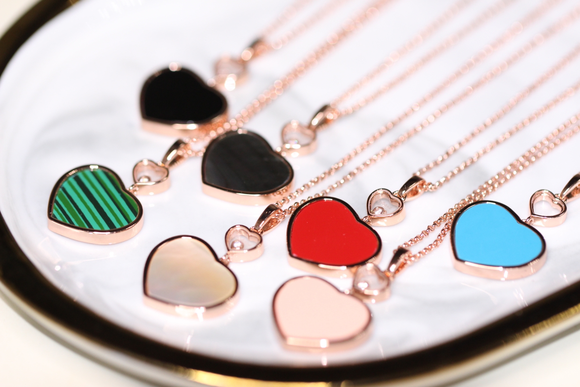 💰225【正品定制】认准唯一一家真正购入珠宝类ZP开发的，可订制真金真钻版！⭕只做对ZP货，厚度金重跟足ZP，区分市面版本❗
颜色现货供应：樱花粉石、绿松石、白母贝、孔雀石、灰贝、黑玛瑙、红玛瑙🔥🔥
【精工版】【Chop@rd肖邦爱心项链】非常🔥🔥火爆的一款项链，ZP为珠宝类真金真钻，我们出品精工工艺，完完全全做出了近两万真金的工艺，市面有万万千版本，无限欢迎PK各种版本甚至金货，PK后再下单❗
几个工艺细节跟你们介绍一下，
其一，气质粉的ZP两面的粉色是不一样的，正面为气质樱花粉，背面为裸粉，颜色都非常的高档，我们对着ZP一一挑选的红玛瑙，颜色对到一致致ZP，而不是市面low版颜色一样的❗还有黑色，是黑玛瑙的材质❗
其二，爱心玻璃上有Chop@rd的刻字，且里边的钻石💎是可以活❗动❗的❗寓意为【Happy Diamond】快乐的钻石，非常独特的设计！我们一致ZP，爱心中间的钻石是密封且可以活动的，这需要对玻璃厚度，且钻石高度极度的精准拿捏，才能做到这个工艺！
其三，国外定制回来的链条❗这个链条的规格，国内有类似的，但是没有这个粗细，一样样这个粗细的规格必须从国外订回来❗
其四，各种细节❗爱心旁边的刻字，调节扣的一条小金条字印牌，还有调节扣尾部的爱心形状，满满的都是细节❗
其五，电镀颜色❗一致致ZP的真金电镀玫瑰金色❗