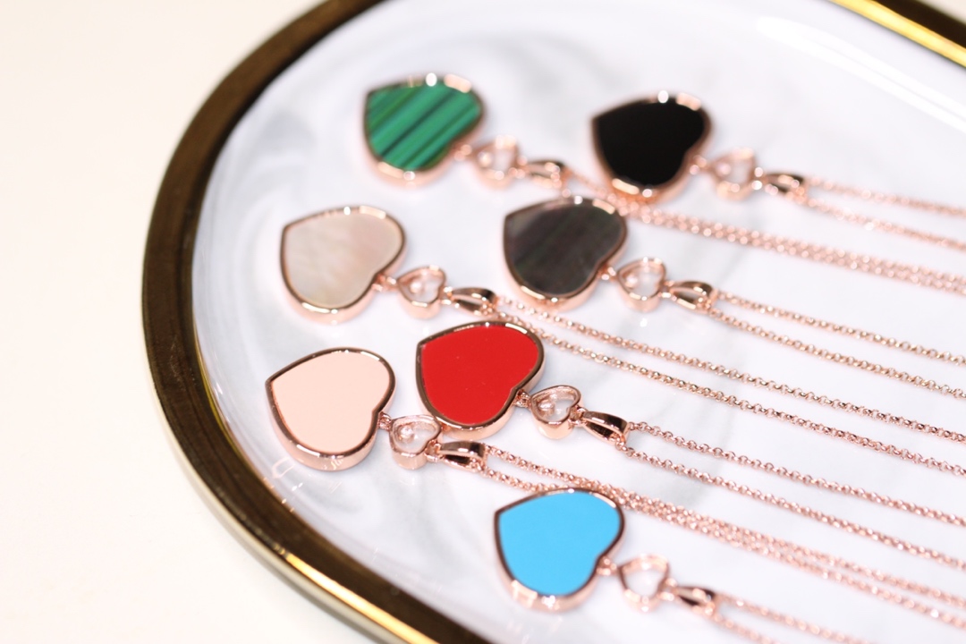 💰225【正品定制】认准唯一一家真正购入珠宝类ZP开发的，可订制真金真钻版！⭕只做对ZP货，厚度金重跟足ZP，区分市面版本❗
颜色现货供应：樱花粉石、绿松石、白母贝、孔雀石、灰贝、黑玛瑙、红玛瑙🔥🔥
【精工版】【Chop@rd肖邦爱心项链】非常🔥🔥火爆的一款项链，ZP为珠宝类真金真钻，我们出品精工工艺，完完全全做出了近两万真金的工艺，市面有万万千版本，无限欢迎PK各种版本甚至金货，PK后再下单❗
几个工艺细节跟你们介绍一下，
其一，气质粉的ZP两面的粉色是不一样的，正面为气质樱花粉，背面为裸粉，颜色都非常的高档，我们对着ZP一一挑选的红玛瑙，颜色对到一致致ZP，而不是市面low版颜色一样的❗还有黑色，是黑玛瑙的材质❗
其二，爱心玻璃上有Chop@rd的刻字，且里边的钻石💎是可以活❗动❗的❗寓意为【Happy Diamond】快乐的钻石，非常独特的设计！我们一致ZP，爱心中间的钻石是密封且可以活动的，这需要对玻璃厚度，且钻石高度极度的精准拿捏，才能做到这个工艺！
其三，国外定制回来的链条❗这个链条的规格，国内有类似的，但是没有这个粗细，一样样这个粗细的规格必须从国外订回来❗
其四，各种细节❗爱心旁边的刻字，调节扣的一条小金条字印牌，还有调节扣尾部的爱心形状，满满的都是细节❗
其五，电镀颜色❗一致致ZP的真金电镀玫瑰金色❗