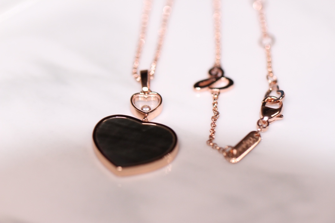 💰225【正品定制】认准唯一一家真正购入珠宝类ZP开发的，可订制真金真钻版！⭕只做对ZP货，厚度金重跟足ZP，区分市面版本❗
颜色现货供应：樱花粉石、绿松石、白母贝、孔雀石、灰贝、黑玛瑙、红玛瑙🔥🔥
【精工版】【Chop@rd肖邦爱心项链】非常🔥🔥火爆的一款项链，ZP为珠宝类真金真钻，我们出品精工工艺，完完全全做出了近两万真金的工艺，市面有万万千版本，无限欢迎PK各种版本甚至金货，PK后再下单❗
几个工艺细节跟你们介绍一下，
其一，气质粉的ZP两面的粉色是不一样的，正面为气质樱花粉，背面为裸粉，颜色都非常的高档，我们对着ZP一一挑选的红玛瑙，颜色对到一致致ZP，而不是市面low版颜色一样的❗还有黑色，是黑玛瑙的材质❗
其二，爱心玻璃上有Chop@rd的刻字，且里边的钻石💎是可以活❗动❗的❗寓意为【Happy Diamond】快乐的钻石，非常独特的设计！我们一致ZP，爱心中间的钻石是密封且可以活动的，这需要对玻璃厚度，且钻石高度极度的精准拿捏，才能做到这个工艺！
其三，国外定制回来的链条❗这个链条的规格，国内有类似的，但是没有这个粗细，一样样这个粗细的规格必须从国外订回来❗
其四，各种细节❗爱心旁边的刻字，调节扣的一条小金条字印牌，还有调节扣尾部的爱心形状，满满的都是细节❗
其五，电镀颜色❗一致致ZP的真金电镀玫瑰金色❗