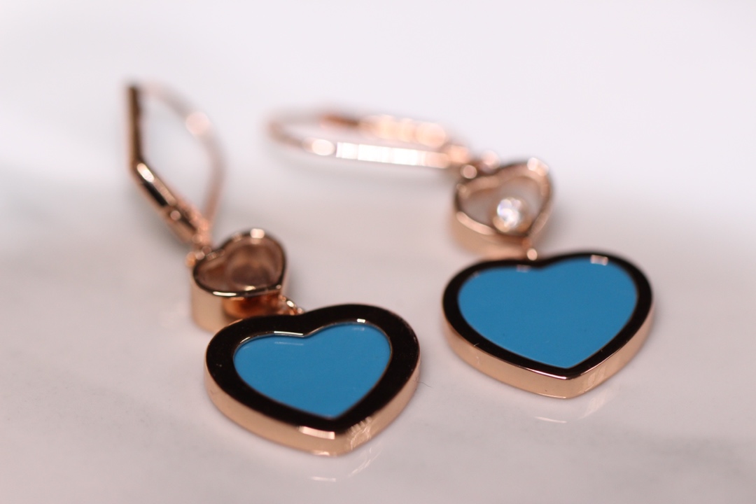 💰235【正品定制】认准唯一一家真正购入珠宝类ZP开发的，可订制真金真钻版！⭕只做对ZP货，厚度金重跟足ZP，区分市面版本❗
颜色现货供应：樱花粉石、绿松石、白母贝、孔雀石、灰贝、黑玛瑙、红玛瑙🔥🔥
【精工版】【Chop@rd肖邦爱心耳环】非常🔥🔥火爆的一款耳环，ZP为珠宝类真金真钻，我们出品精工工艺，完完全全做出了近两万真金的工艺，市面有万万千版本，无限欢迎PK各种版本甚至金货，PK后再下单❗
几个工艺细节跟你们介绍一下，
其一，气质粉的ZP两面的粉色是不一样的，正面为气质樱花粉，背面为裸粉，颜色都非常的高档，我们对着ZP一一挑选的红玛瑙，颜色对到一致致ZP，而不是市面low版颜色一样的❗还有黑色，是黑玛瑙的材质❗
其二，爱心玻璃上有Chop@rd的刻字，且里边的钻石💎是可以活❗动❗的❗寓意为【Happy Diamond】快乐的钻石，非常独特的设计！我们一致ZP，爱心中间的钻石是密封且可以活动的，这需要对玻璃厚度，且钻石高度极度的精准拿捏，才能做到这个工艺！
其三，耳针粗细有序，铁片弹力十足，搭钩顺畅，完全不卡❗
其四，各种细节❗爱心旁边的刻字，无可挑剔❗
其五，电镀颜色❗一致致ZP的真金电镀玫瑰金色❗