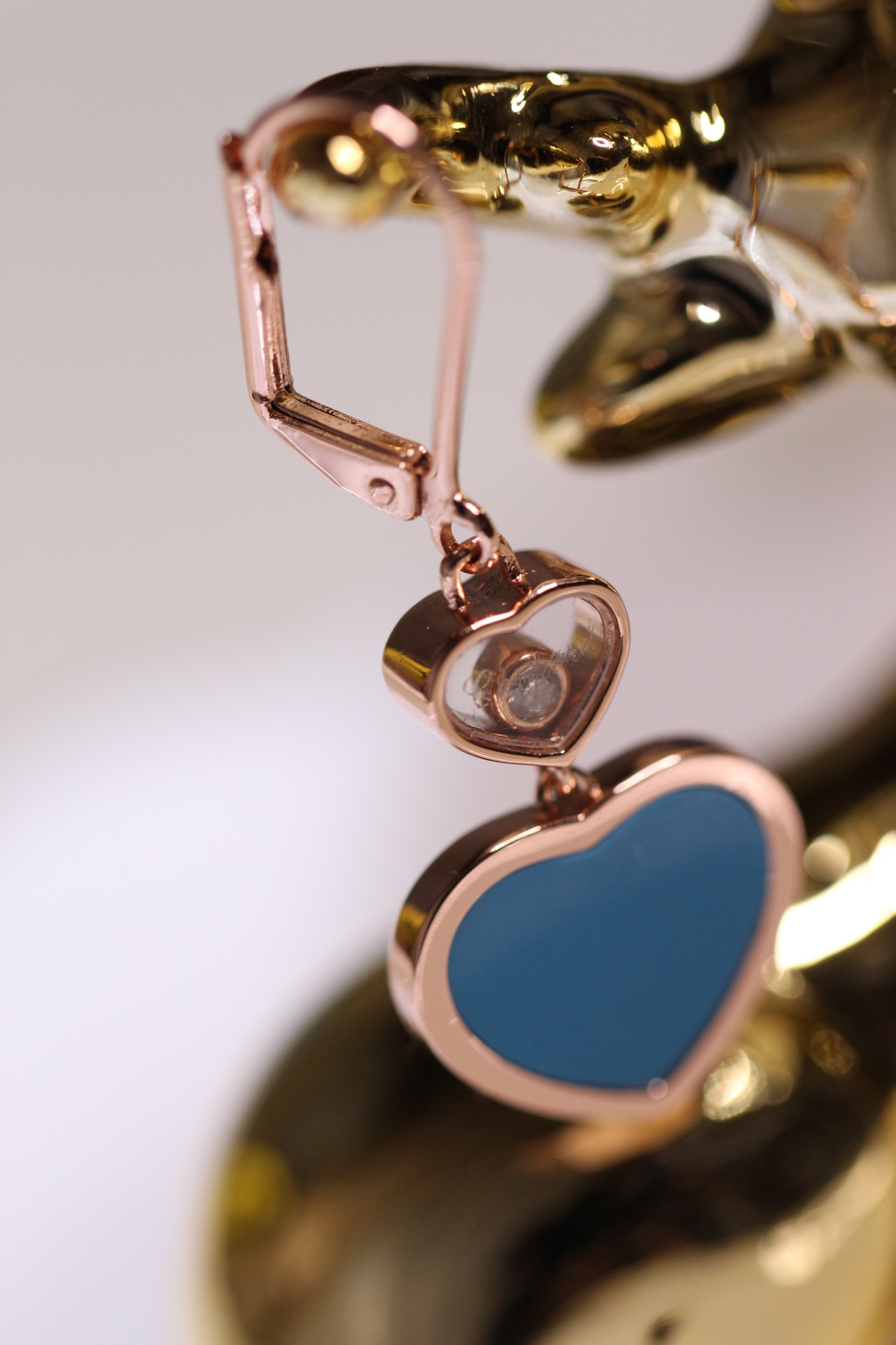 💰235【正品定制】认准唯一一家真正购入珠宝类ZP开发的，可订制真金真钻版！⭕只做对ZP货，厚度金重跟足ZP，区分市面版本❗
颜色现货供应：樱花粉石、绿松石、白母贝、孔雀石、灰贝、黑玛瑙、红玛瑙🔥🔥
【精工版】【Chop@rd肖邦爱心耳环】非常🔥🔥火爆的一款耳环，ZP为珠宝类真金真钻，我们出品精工工艺，完完全全做出了近两万真金的工艺，市面有万万千版本，无限欢迎PK各种版本甚至金货，PK后再下单❗
几个工艺细节跟你们介绍一下，
其一，气质粉的ZP两面的粉色是不一样的，正面为气质樱花粉，背面为裸粉，颜色都非常的高档，我们对着ZP一一挑选的红玛瑙，颜色对到一致致ZP，而不是市面low版颜色一样的❗还有黑色，是黑玛瑙的材质❗
其二，爱心玻璃上有Chop@rd的刻字，且里边的钻石💎是可以活❗动❗的❗寓意为【Happy Diamond】快乐的钻石，非常独特的设计！我们一致ZP，爱心中间的钻石是密封且可以活动的，这需要对玻璃厚度，且钻石高度极度的精准拿捏，才能做到这个工艺！
其三，耳针粗细有序，铁片弹力十足，搭钩顺畅，完全不卡❗
其四，各种细节❗爱心旁边的刻字，无可挑剔❗
其五，电镀颜色❗一致致ZP的真金电镀玫瑰金色❗