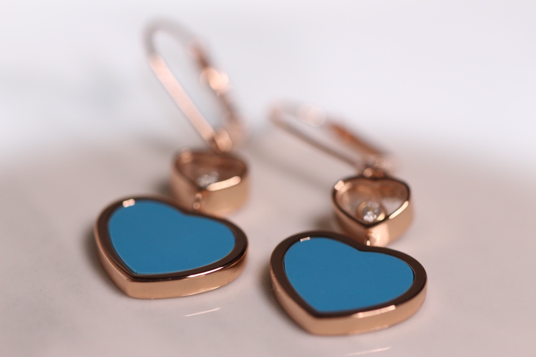 💰235【正品定制】认准唯一一家真正购入珠宝类ZP开发的，可订制真金真钻版！⭕只做对ZP货，厚度金重跟足ZP，区分市面版本❗
颜色现货供应：樱花粉石、绿松石、白母贝、孔雀石、灰贝、黑玛瑙、红玛瑙🔥🔥
【精工版】【Chop@rd肖邦爱心耳环】非常🔥🔥火爆的一款耳环，ZP为珠宝类真金真钻，我们出品精工工艺，完完全全做出了近两万真金的工艺，市面有万万千版本，无限欢迎PK各种版本甚至金货，PK后再下单❗
几个工艺细节跟你们介绍一下，
其一，气质粉的ZP两面的粉色是不一样的，正面为气质樱花粉，背面为裸粉，颜色都非常的高档，我们对着ZP一一挑选的红玛瑙，颜色对到一致致ZP，而不是市面low版颜色一样的❗还有黑色，是黑玛瑙的材质❗
其二，爱心玻璃上有Chop@rd的刻字，且里边的钻石💎是可以活❗动❗的❗寓意为【Happy Diamond】快乐的钻石，非常独特的设计！我们一致ZP，爱心中间的钻石是密封且可以活动的，这需要对玻璃厚度，且钻石高度极度的精准拿捏，才能做到这个工艺！
其三，耳针粗细有序，铁片弹力十足，搭钩顺畅，完全不卡❗
其四，各种细节❗爱心旁边的刻字，无可挑剔❗
其五，电镀颜色❗一致致ZP的真金电镀玫瑰金色❗