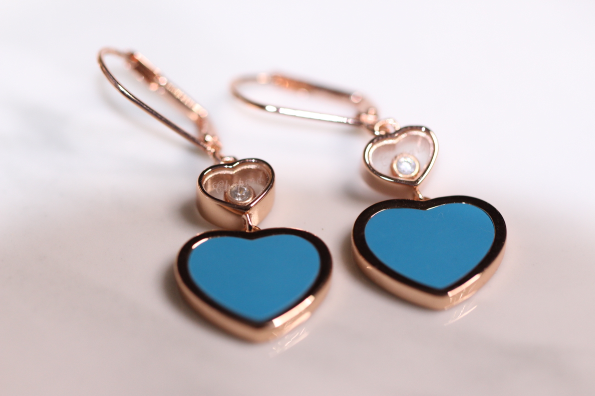 💰235【正品定制】认准唯一一家真正购入珠宝类ZP开发的，可订制真金真钻版！⭕只做对ZP货，厚度金重跟足ZP，区分市面版本❗
颜色现货供应：樱花粉石、绿松石、白母贝、孔雀石、灰贝、黑玛瑙、红玛瑙🔥🔥
【精工版】【Chop@rd肖邦爱心耳环】非常🔥🔥火爆的一款耳环，ZP为珠宝类真金真钻，我们出品精工工艺，完完全全做出了近两万真金的工艺，市面有万万千版本，无限欢迎PK各种版本甚至金货，PK后再下单❗
几个工艺细节跟你们介绍一下，
其一，气质粉的ZP两面的粉色是不一样的，正面为气质樱花粉，背面为裸粉，颜色都非常的高档，我们对着ZP一一挑选的红玛瑙，颜色对到一致致ZP，而不是市面low版颜色一样的❗还有黑色，是黑玛瑙的材质❗
其二，爱心玻璃上有Chop@rd的刻字，且里边的钻石💎是可以活❗动❗的❗寓意为【Happy Diamond】快乐的钻石，非常独特的设计！我们一致ZP，爱心中间的钻石是密封且可以活动的，这需要对玻璃厚度，且钻石高度极度的精准拿捏，才能做到这个工艺！
其三，耳针粗细有序，铁片弹力十足，搭钩顺畅，完全不卡❗
其四，各种细节❗爱心旁边的刻字，无可挑剔❗
其五，电镀颜色❗一致致ZP的真金电镀玫瑰金色❗