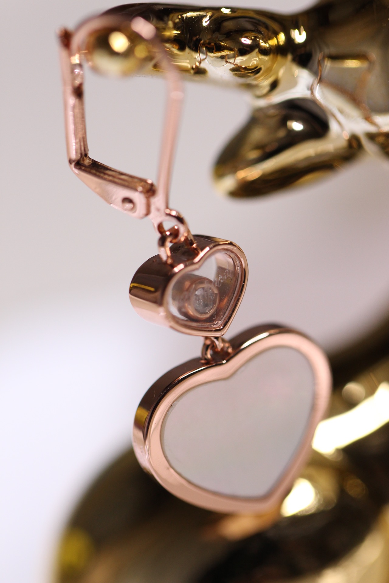 💰235【正品定制】认准唯一一家真正购入珠宝类ZP开发的，可订制真金真钻版！⭕只做对ZP货，厚度金重跟足ZP，区分市面版本❗
颜色现货供应：樱花粉石、绿松石、白母贝、孔雀石、灰贝、黑玛瑙、红玛瑙🔥🔥
【精工版】【Chop@rd肖邦爱心耳环】非常🔥🔥火爆的一款耳环，ZP为珠宝类真金真钻，我们出品精工工艺，完完全全做出了近两万真金的工艺，市面有万万千版本，无限欢迎PK各种版本甚至金货，PK后再下单❗
几个工艺细节跟你们介绍一下，
其一，气质粉的ZP两面的粉色是不一样的，正面为气质樱花粉，背面为裸粉，颜色都非常的高档，我们对着ZP一一挑选的红玛瑙，颜色对到一致致ZP，而不是市面low版颜色一样的❗还有黑色，是黑玛瑙的材质❗
其二，爱心玻璃上有Chop@rd的刻字，且里边的钻石💎是可以活❗动❗的❗寓意为【Happy Diamond】快乐的钻石，非常独特的设计！我们一致ZP，爱心中间的钻石是密封且可以活动的，这需要对玻璃厚度，且钻石高度极度的精准拿捏，才能做到这个工艺！
其三，耳针粗细有序，铁片弹力十足，搭钩顺畅，完全不卡❗
其四，各种细节❗爱心旁边的刻字，无可挑剔❗
其五，电镀颜色❗一致致ZP的真金电镀玫瑰金色❗