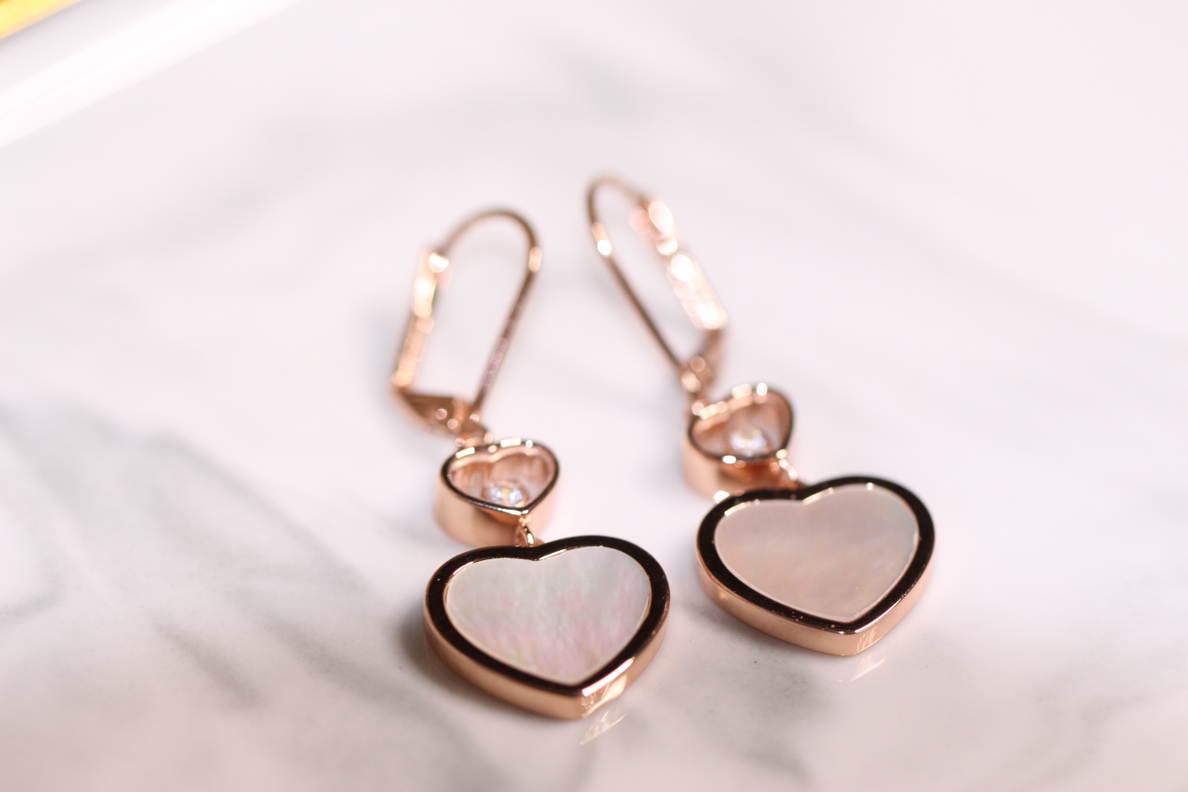 💰235【正品定制】认准唯一一家真正购入珠宝类ZP开发的，可订制真金真钻版！⭕只做对ZP货，厚度金重跟足ZP，区分市面版本❗
颜色现货供应：樱花粉石、绿松石、白母贝、孔雀石、灰贝、黑玛瑙、红玛瑙🔥🔥
【精工版】【Chop@rd肖邦爱心耳环】非常🔥🔥火爆的一款耳环，ZP为珠宝类真金真钻，我们出品精工工艺，完完全全做出了近两万真金的工艺，市面有万万千版本，无限欢迎PK各种版本甚至金货，PK后再下单❗
几个工艺细节跟你们介绍一下，
其一，气质粉的ZP两面的粉色是不一样的，正面为气质樱花粉，背面为裸粉，颜色都非常的高档，我们对着ZP一一挑选的红玛瑙，颜色对到一致致ZP，而不是市面low版颜色一样的❗还有黑色，是黑玛瑙的材质❗
其二，爱心玻璃上有Chop@rd的刻字，且里边的钻石💎是可以活❗动❗的❗寓意为【Happy Diamond】快乐的钻石，非常独特的设计！我们一致ZP，爱心中间的钻石是密封且可以活动的，这需要对玻璃厚度，且钻石高度极度的精准拿捏，才能做到这个工艺！
其三，耳针粗细有序，铁片弹力十足，搭钩顺畅，完全不卡❗
其四，各种细节❗爱心旁边的刻字，无可挑剔❗
其五，电镀颜色❗一致致ZP的真金电镀玫瑰金色❗