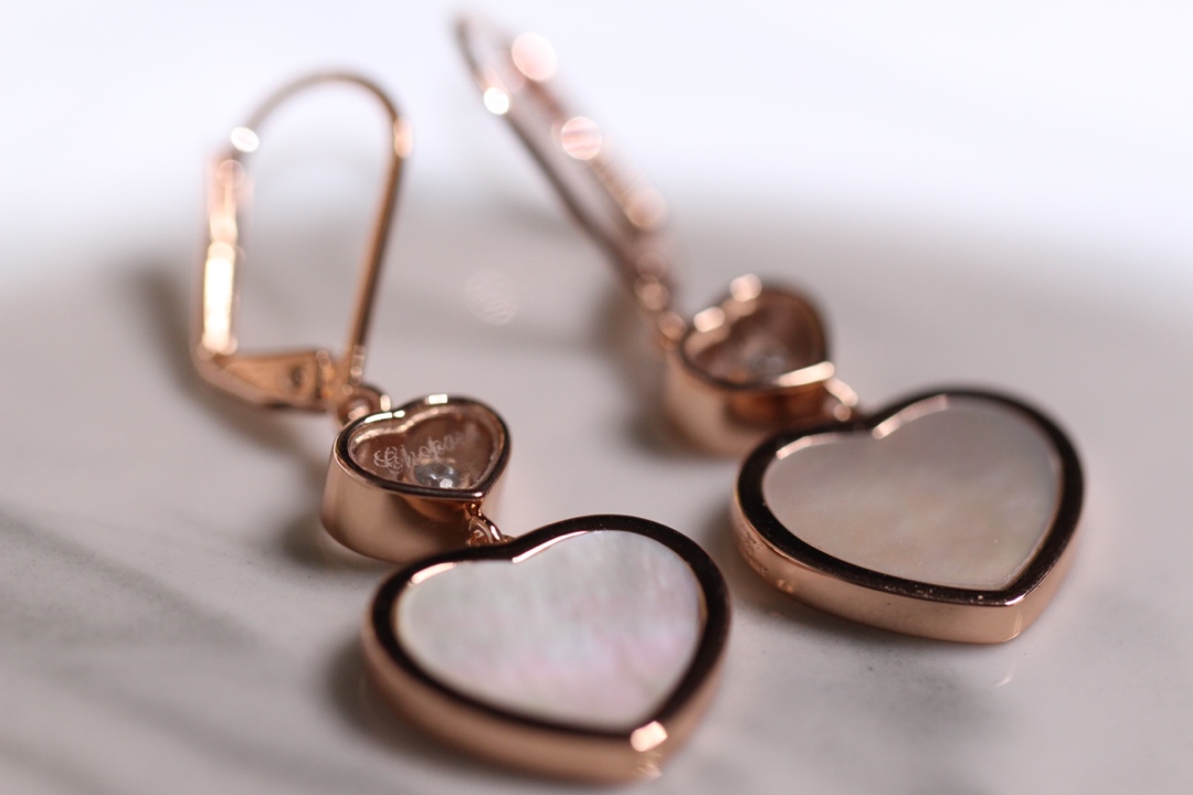 💰235【正品定制】认准唯一一家真正购入珠宝类ZP开发的，可订制真金真钻版！⭕只做对ZP货，厚度金重跟足ZP，区分市面版本❗
颜色现货供应：樱花粉石、绿松石、白母贝、孔雀石、灰贝、黑玛瑙、红玛瑙🔥🔥
【精工版】【Chop@rd肖邦爱心耳环】非常🔥🔥火爆的一款耳环，ZP为珠宝类真金真钻，我们出品精工工艺，完完全全做出了近两万真金的工艺，市面有万万千版本，无限欢迎PK各种版本甚至金货，PK后再下单❗
几个工艺细节跟你们介绍一下，
其一，气质粉的ZP两面的粉色是不一样的，正面为气质樱花粉，背面为裸粉，颜色都非常的高档，我们对着ZP一一挑选的红玛瑙，颜色对到一致致ZP，而不是市面low版颜色一样的❗还有黑色，是黑玛瑙的材质❗
其二，爱心玻璃上有Chop@rd的刻字，且里边的钻石💎是可以活❗动❗的❗寓意为【Happy Diamond】快乐的钻石，非常独特的设计！我们一致ZP，爱心中间的钻石是密封且可以活动的，这需要对玻璃厚度，且钻石高度极度的精准拿捏，才能做到这个工艺！
其三，耳针粗细有序，铁片弹力十足，搭钩顺畅，完全不卡❗
其四，各种细节❗爱心旁边的刻字，无可挑剔❗
其五，电镀颜色❗一致致ZP的真金电镀玫瑰金色❗