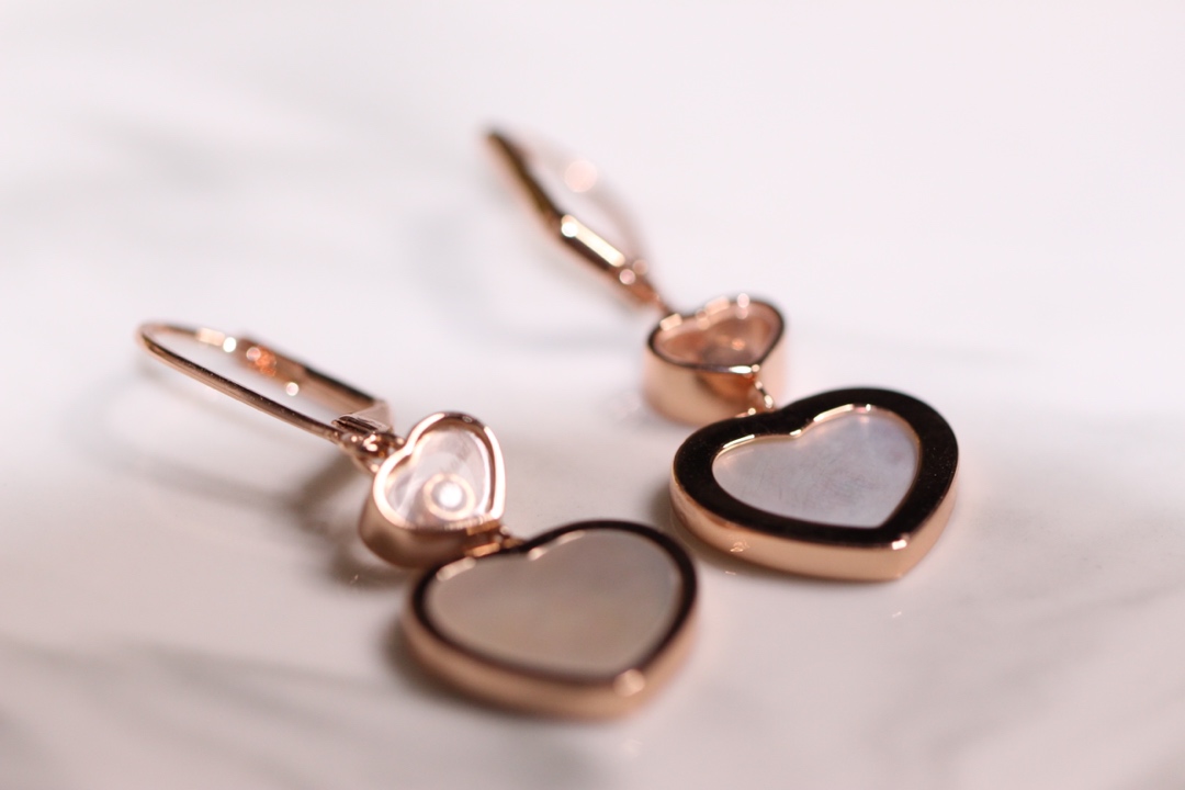 💰235【正品定制】认准唯一一家真正购入珠宝类ZP开发的，可订制真金真钻版！⭕只做对ZP货，厚度金重跟足ZP，区分市面版本❗
颜色现货供应：樱花粉石、绿松石、白母贝、孔雀石、灰贝、黑玛瑙、红玛瑙🔥🔥
【精工版】【Chop@rd肖邦爱心耳环】非常🔥🔥火爆的一款耳环，ZP为珠宝类真金真钻，我们出品精工工艺，完完全全做出了近两万真金的工艺，市面有万万千版本，无限欢迎PK各种版本甚至金货，PK后再下单❗
几个工艺细节跟你们介绍一下，
其一，气质粉的ZP两面的粉色是不一样的，正面为气质樱花粉，背面为裸粉，颜色都非常的高档，我们对着ZP一一挑选的红玛瑙，颜色对到一致致ZP，而不是市面low版颜色一样的❗还有黑色，是黑玛瑙的材质❗
其二，爱心玻璃上有Chop@rd的刻字，且里边的钻石💎是可以活❗动❗的❗寓意为【Happy Diamond】快乐的钻石，非常独特的设计！我们一致ZP，爱心中间的钻石是密封且可以活动的，这需要对玻璃厚度，且钻石高度极度的精准拿捏，才能做到这个工艺！
其三，耳针粗细有序，铁片弹力十足，搭钩顺畅，完全不卡❗
其四，各种细节❗爱心旁边的刻字，无可挑剔❗
其五，电镀颜色❗一致致ZP的真金电镀玫瑰金色❗