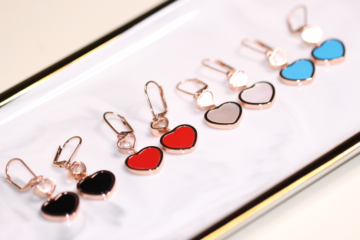 💰235【正品定制】认准唯一一家真正购入珠宝类ZP开发的，可订制真金真钻版！⭕只做对ZP货，厚度金重跟足ZP，区分市面版本❗
颜色现货供应：樱花粉石、绿松石、白母贝、孔雀石、灰贝、黑玛瑙、红玛瑙🔥🔥
【精工版】【Chop@rd肖邦爱心耳环】非常🔥🔥火爆的一款耳环，ZP为珠宝类真金真钻，我们出品精工工艺，完完全全做出了近两万真金的工艺，市面有万万千版本，无限欢迎PK各种版本甚至金货，PK后再下单❗
几个工艺细节跟你们介绍一下，
其一，气质粉的ZP两面的粉色是不一样的，正面为气质樱花粉，背面为裸粉，颜色都非常的高档，我们对着ZP一一挑选的红玛瑙，颜色对到一致致ZP，而不是市面low版颜色一样的❗还有黑色，是黑玛瑙的材质❗
其二，爱心玻璃上有Chop@rd的刻字，且里边的钻石💎是可以活❗动❗的❗寓意为【Happy Diamond】快乐的钻石，非常独特的设计！我们一致ZP，爱心中间的钻石是密封且可以活动的，这需要对玻璃厚度，且钻石高度极度的精准拿捏，才能做到这个工艺！
其三，耳针粗细有序，铁片弹力十足，搭钩顺畅，完全不卡❗
其四，各种细节❗爱心旁边的刻字，无可挑剔❗
其五，电镀颜色❗一致致ZP的真金电镀玫瑰金色❗