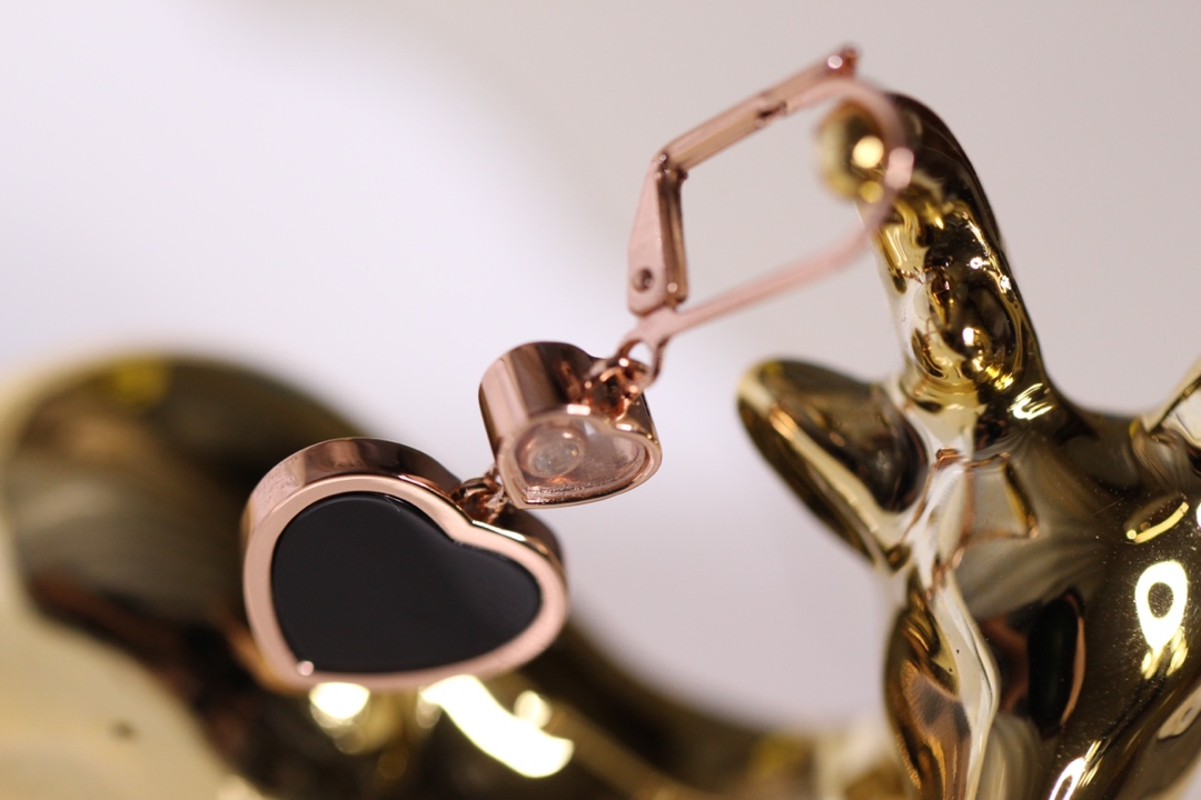 💰235【正品定制】认准唯一一家真正购入珠宝类ZP开发的，可订制真金真钻版！⭕只做对ZP货，厚度金重跟足ZP，区分市面版本❗
颜色现货供应：樱花粉石、绿松石、白母贝、孔雀石、灰贝、黑玛瑙、红玛瑙🔥🔥
【精工版】【Chop@rd肖邦爱心耳环】非常🔥🔥火爆的一款耳环，ZP为珠宝类真金真钻，我们出品精工工艺，完完全全做出了近两万真金的工艺，市面有万万千版本，无限欢迎PK各种版本甚至金货，PK后再下单❗
几个工艺细节跟你们介绍一下，
其一，气质粉的ZP两面的粉色是不一样的，正面为气质樱花粉，背面为裸粉，颜色都非常的高档，我们对着ZP一一挑选的红玛瑙，颜色对到一致致ZP，而不是市面low版颜色一样的❗还有黑色，是黑玛瑙的材质❗
其二，爱心玻璃上有Chop@rd的刻字，且里边的钻石💎是可以活❗动❗的❗寓意为【Happy Diamond】快乐的钻石，非常独特的设计！我们一致ZP，爱心中间的钻石是密封且可以活动的，这需要对玻璃厚度，且钻石高度极度的精准拿捏，才能做到这个工艺！
其三，耳针粗细有序，铁片弹力十足，搭钩顺畅，完全不卡❗
其四，各种细节❗爱心旁边的刻字，无可挑剔❗
其五，电镀颜色❗一致致ZP的真金电镀玫瑰金色❗